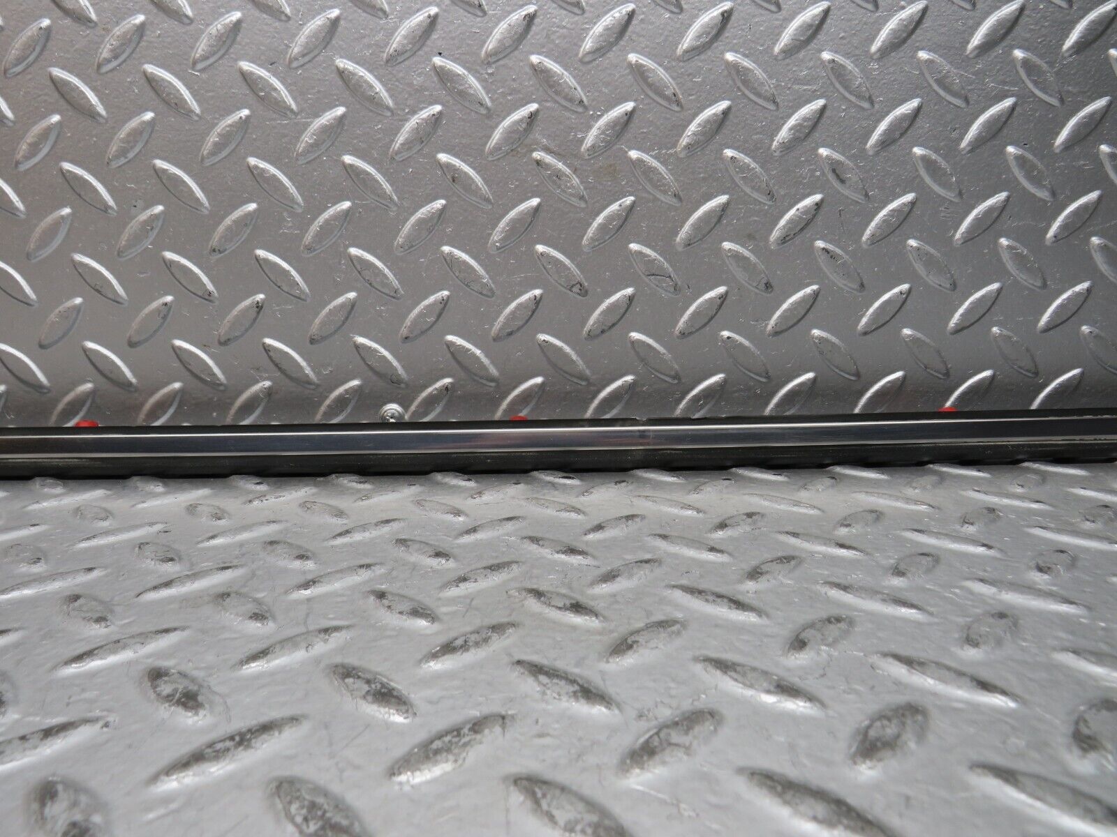 28619 Mercedes-Benz W123 280E Front Left Fender Wing Centre Moulding Trim