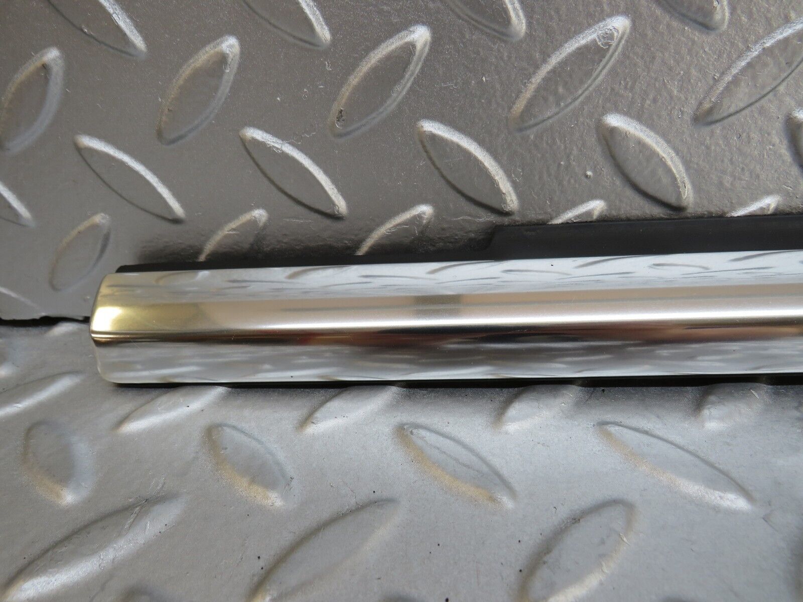 35263 Mercedes-Benz W221 Front Right Door Window Chrome Trim