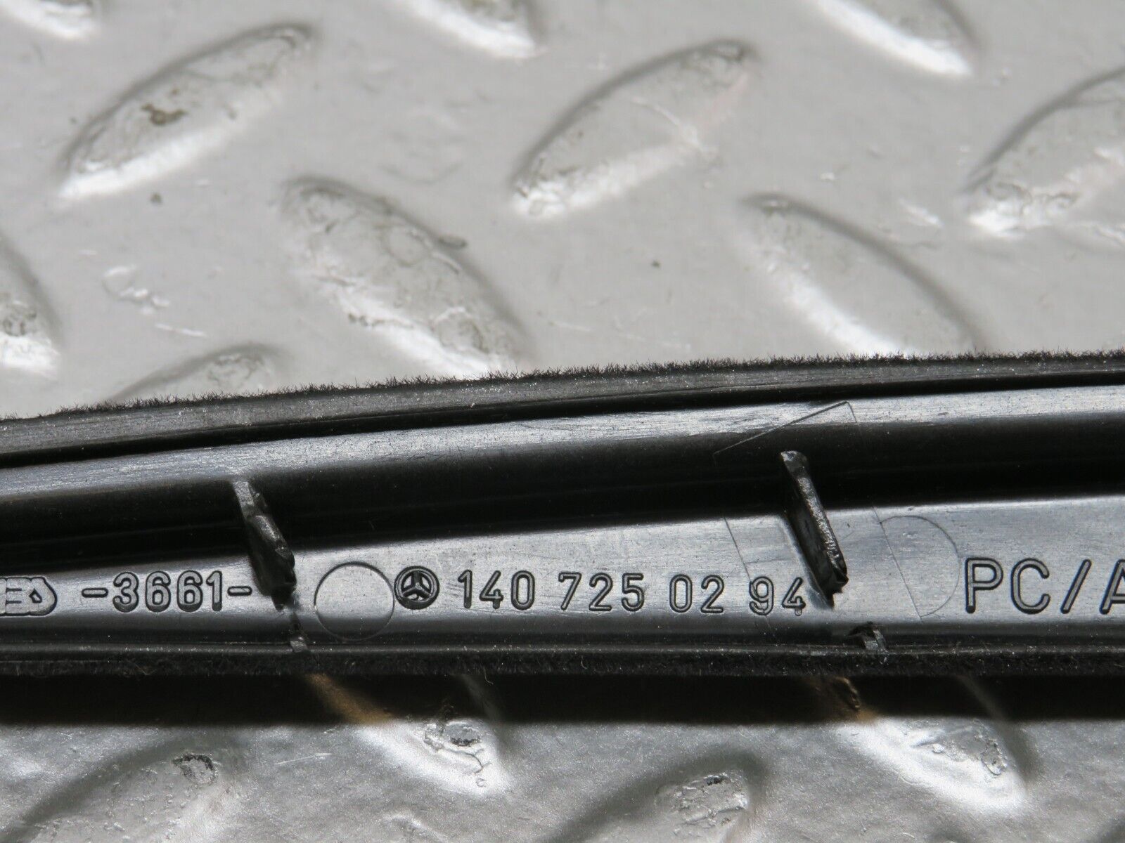 25043 Mercedes-Benz W140 S320 Front Door Window Trim Pair 1407250194 140725029