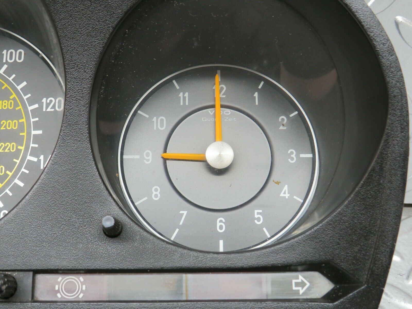 23684 Mercedes-Benz W116 350SE Instrument Cluster 87001021 1075423701