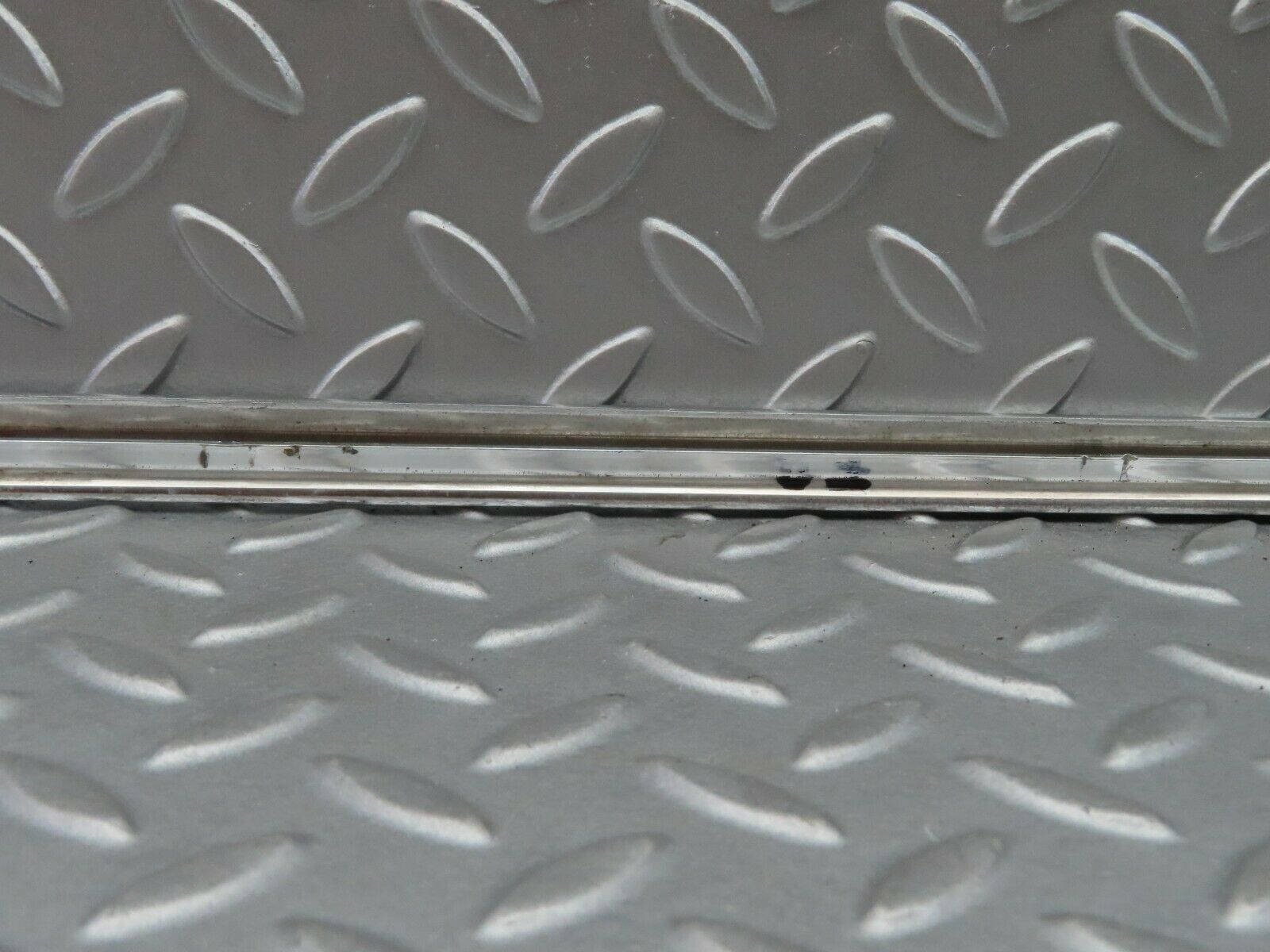 5912 Mercedes-Benz W123 200 Front Right Door Chrome Moulding Trim