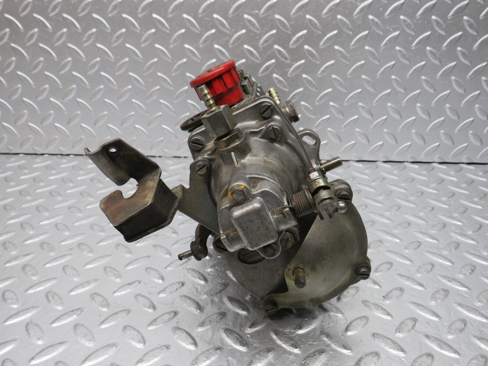 31102 Mercedes-Benz W123 200D Diesel Fuel Injection Pump Bosch 72210320 0400114074