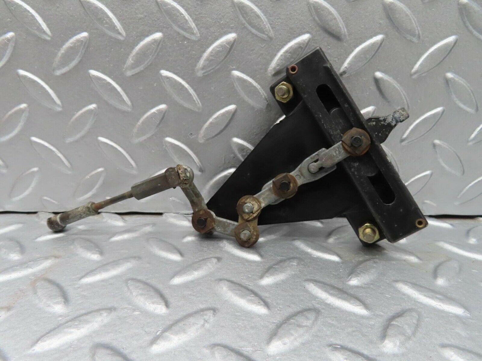 13999 Mercedes-Benz C107 280SLC Air Vent Control Lever Centre