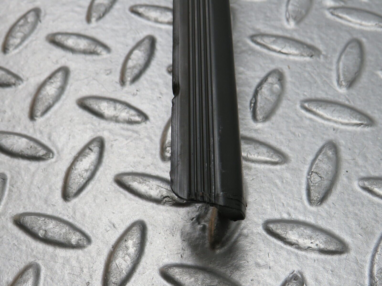 32590 Mercedes-Benz S124 300TE Wagon Door Lower Sealing Rubber Trim Right