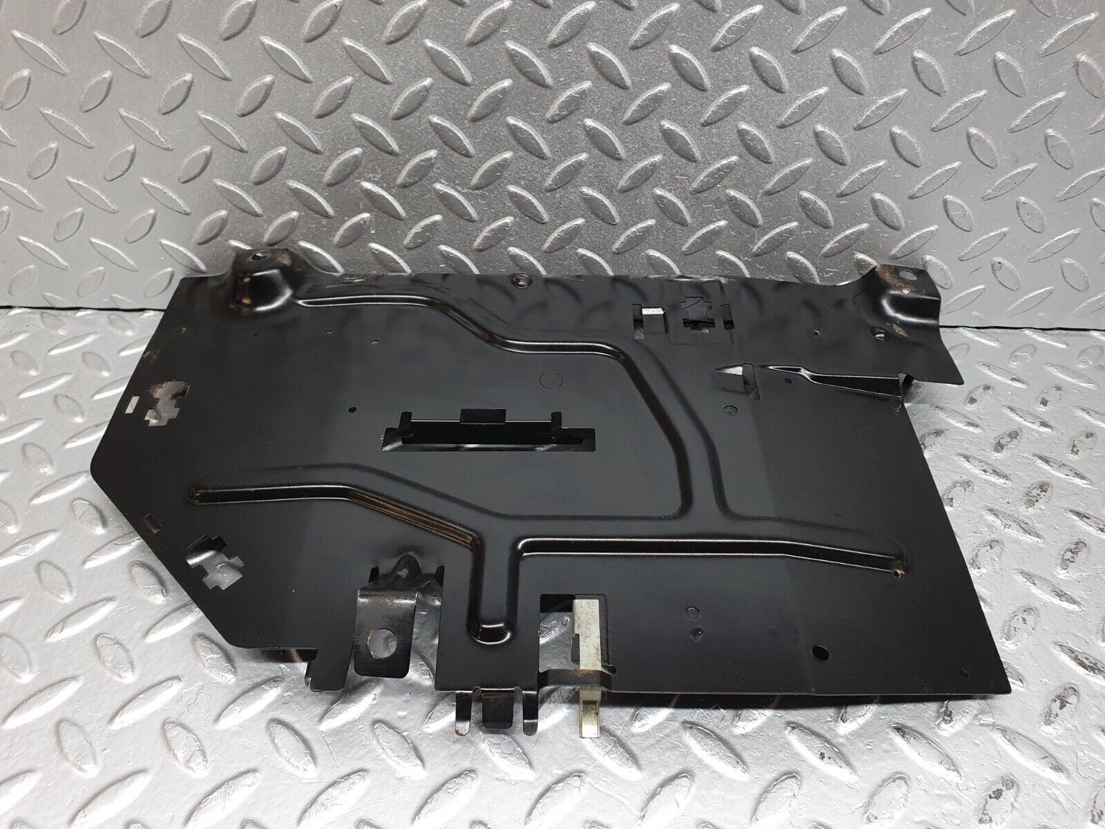 41186 Mercedes-Benz W126 300SE Left Footwell Relay Holder Bracket