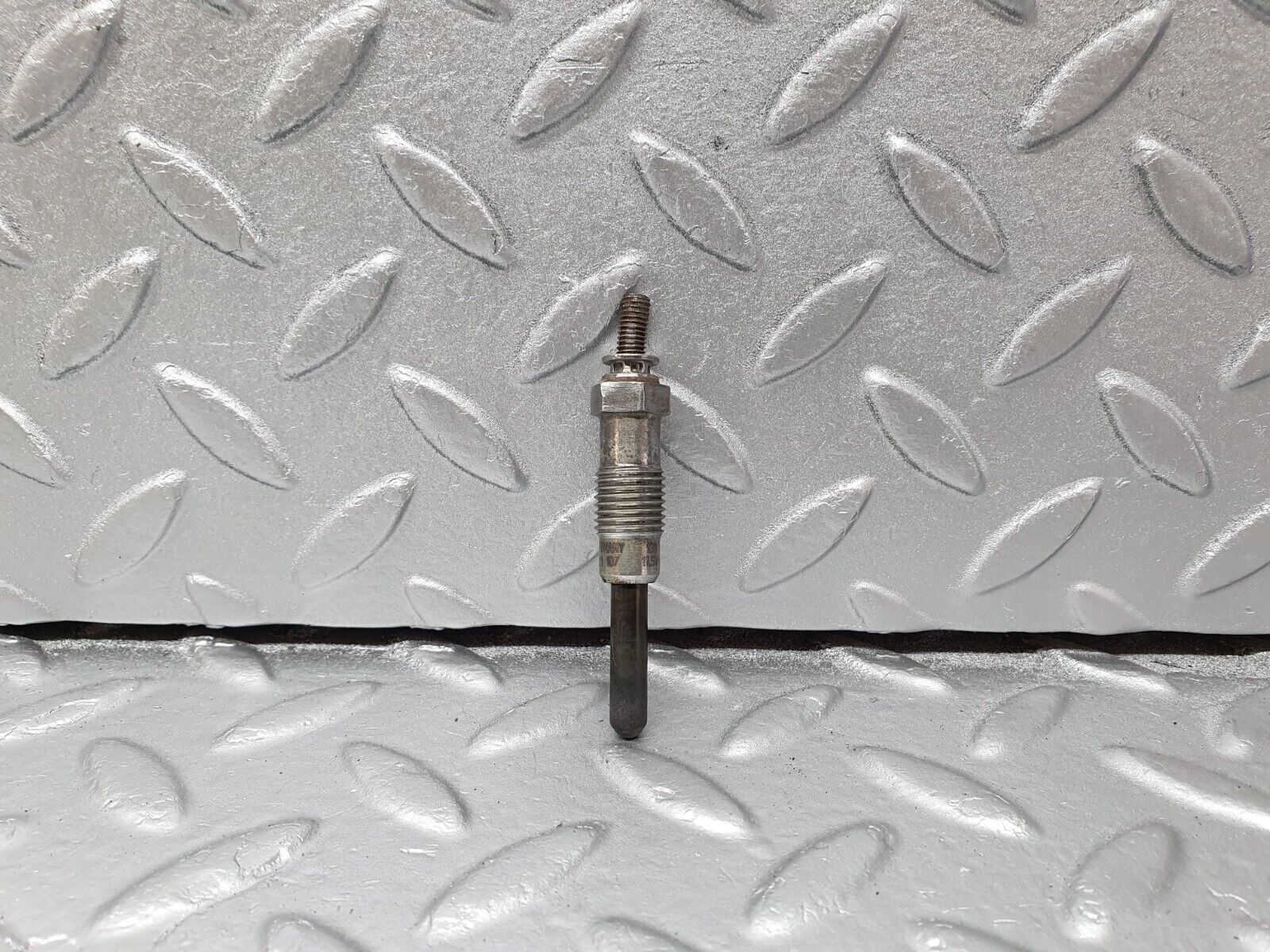 40848 Mercedes-Benz W123 300D Glow Plug Beru 0100221107