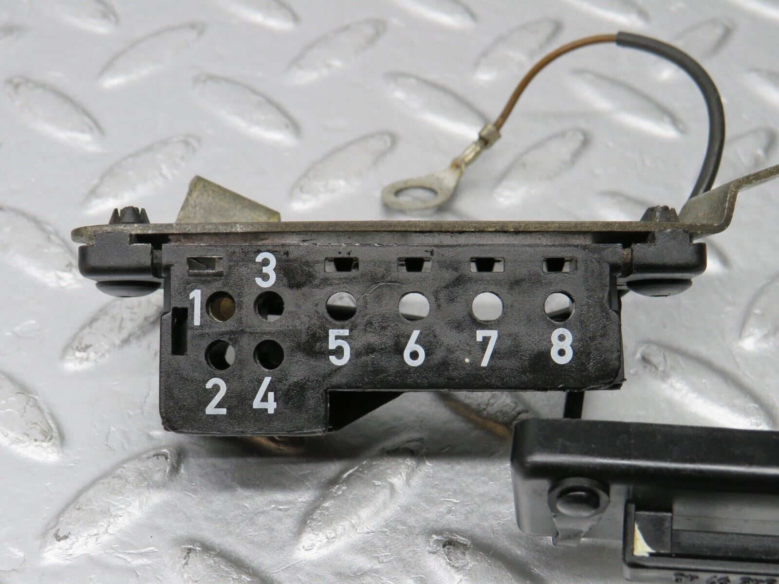 38946 Mercedes-Benz W201 190E 2.6L Diagnostic Connector With Bracket 1265459740