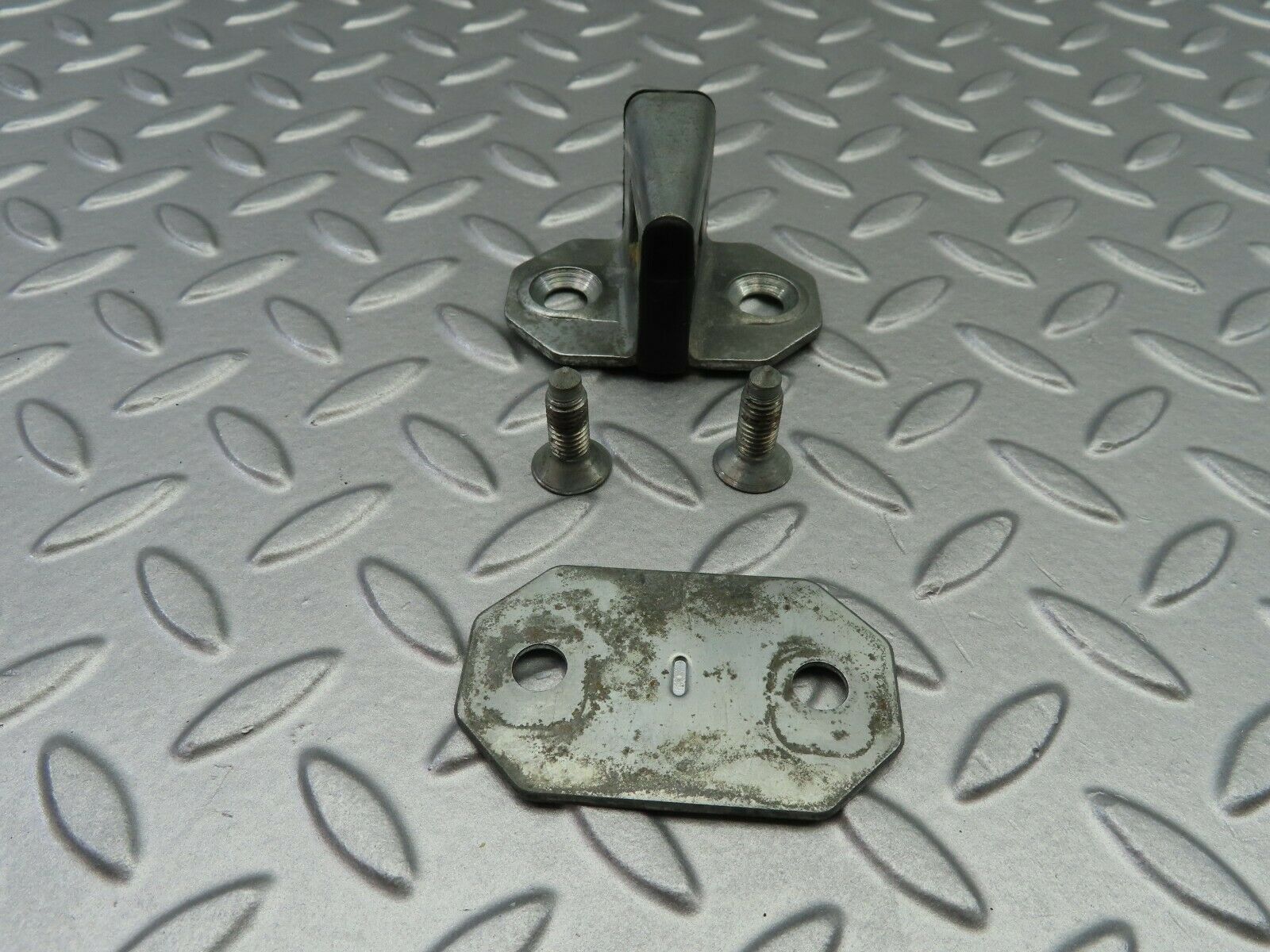 6758 Mercedes-Benz S124 E220 Wagon Door Lock Latch