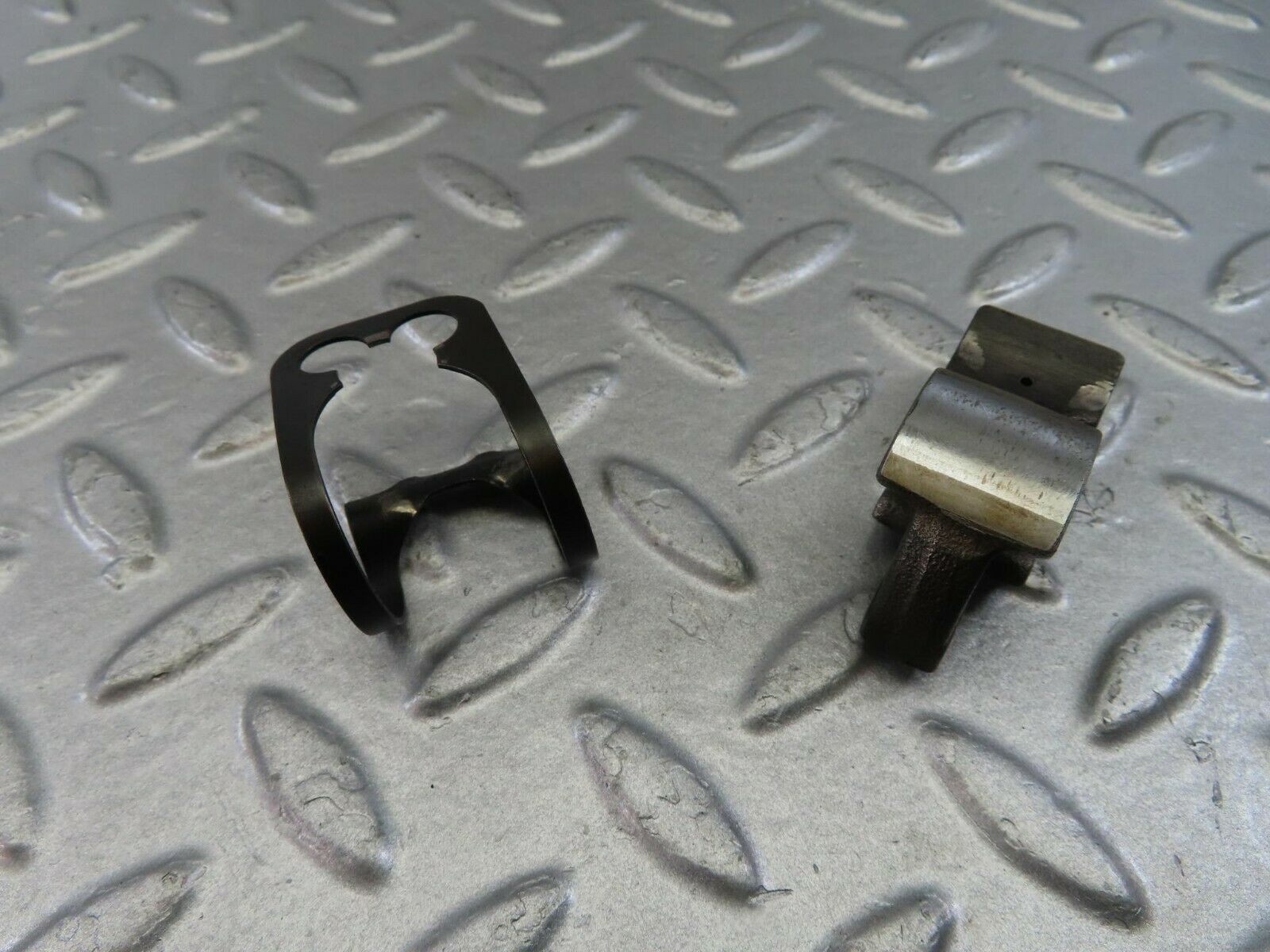 9867 Mercedes-Benz C123 280CE Coupe Valve Rocker Arm With Retaining Spring