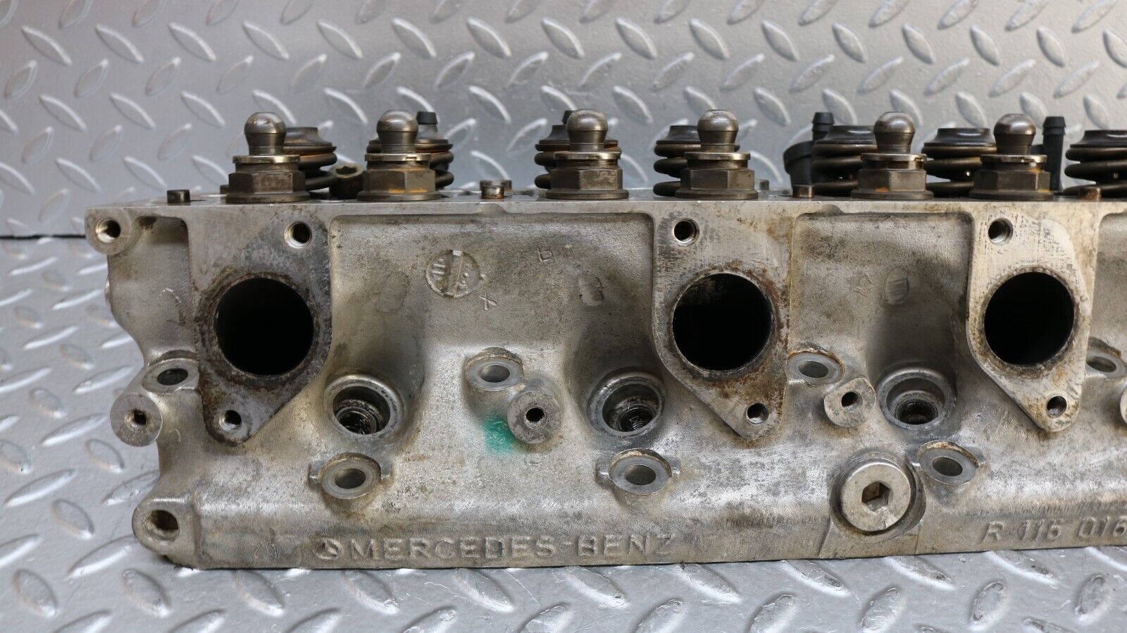 37171 Mercedes-Benz C126 420SEC Coupe Cylinder Head Right Side 1160163901