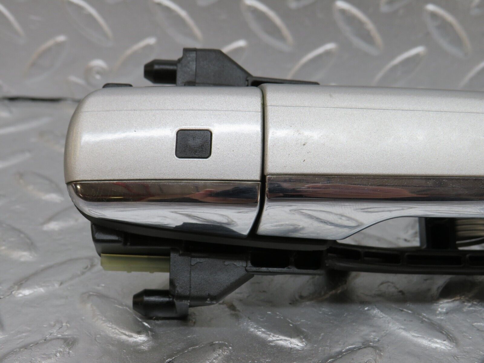 34697 Mercedes-Benz W210 320E Front Left Exterior Door Handle No Key