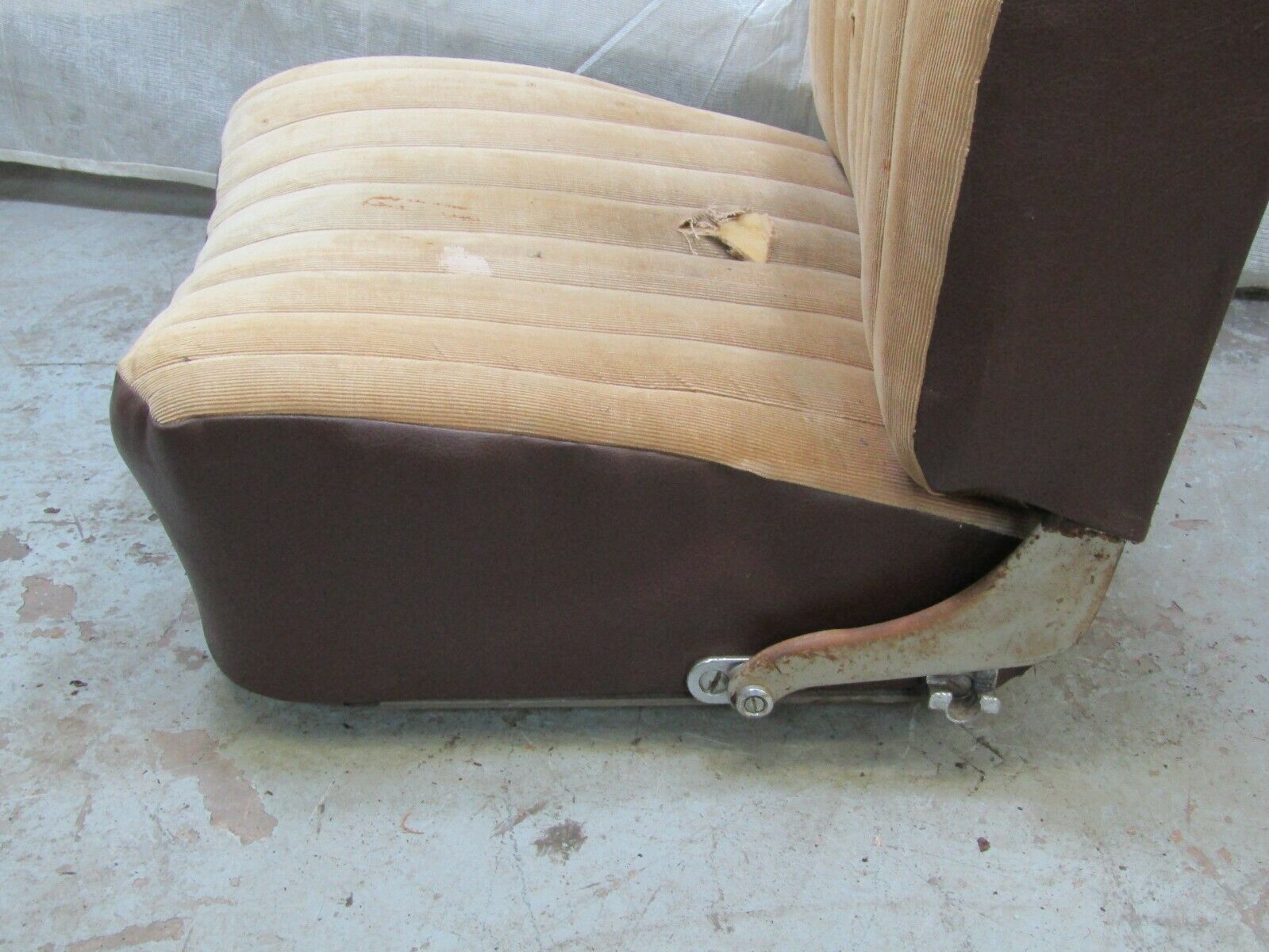 3251 Mercedes-Benz W120 PONTON Front Left Seat Creme Fabric
