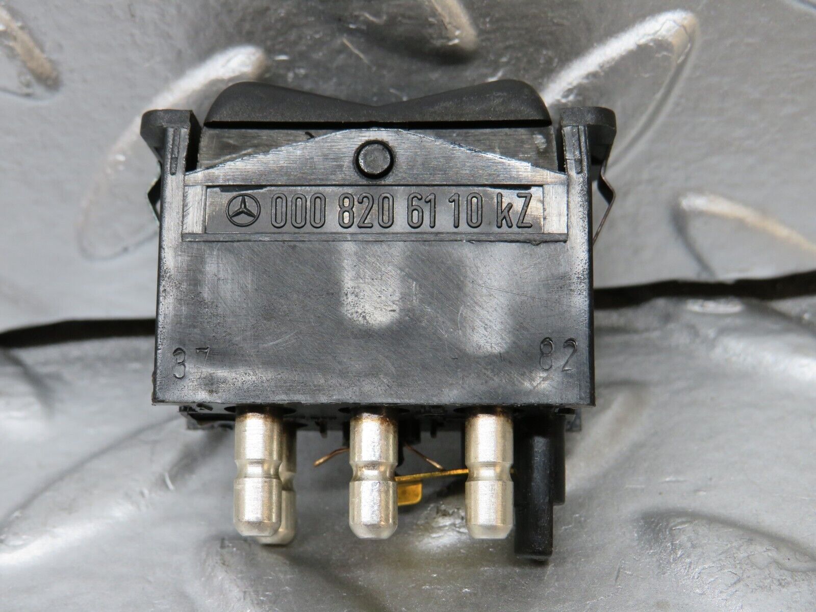 29717 Mercedes-Benz W123 230E Rear Windscreen Defroster Switch 0008206110