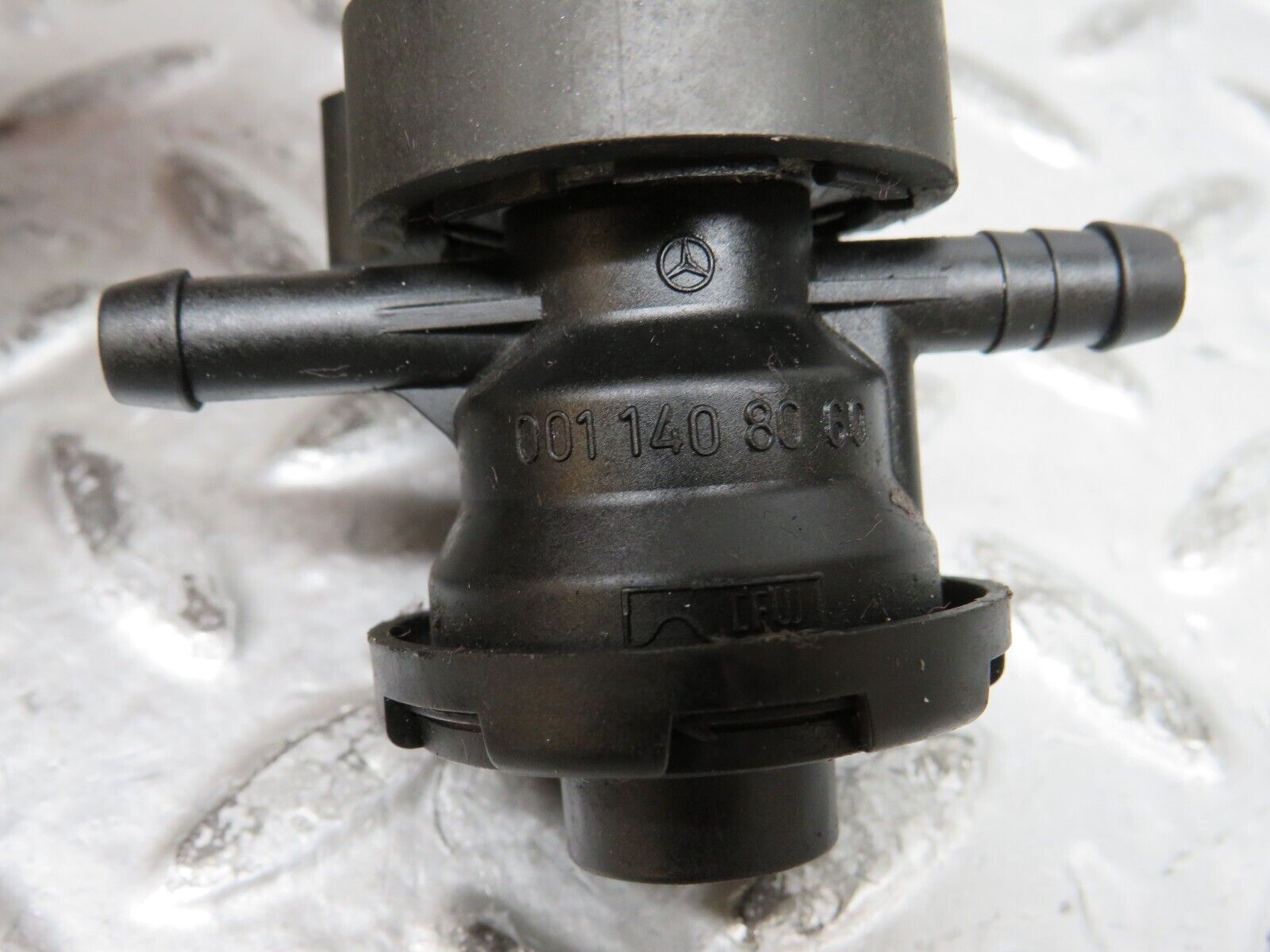 29114 Mercedes-Benz C124 320CE Coupe Fuel Regeneration Vacuum Valve 0011408060