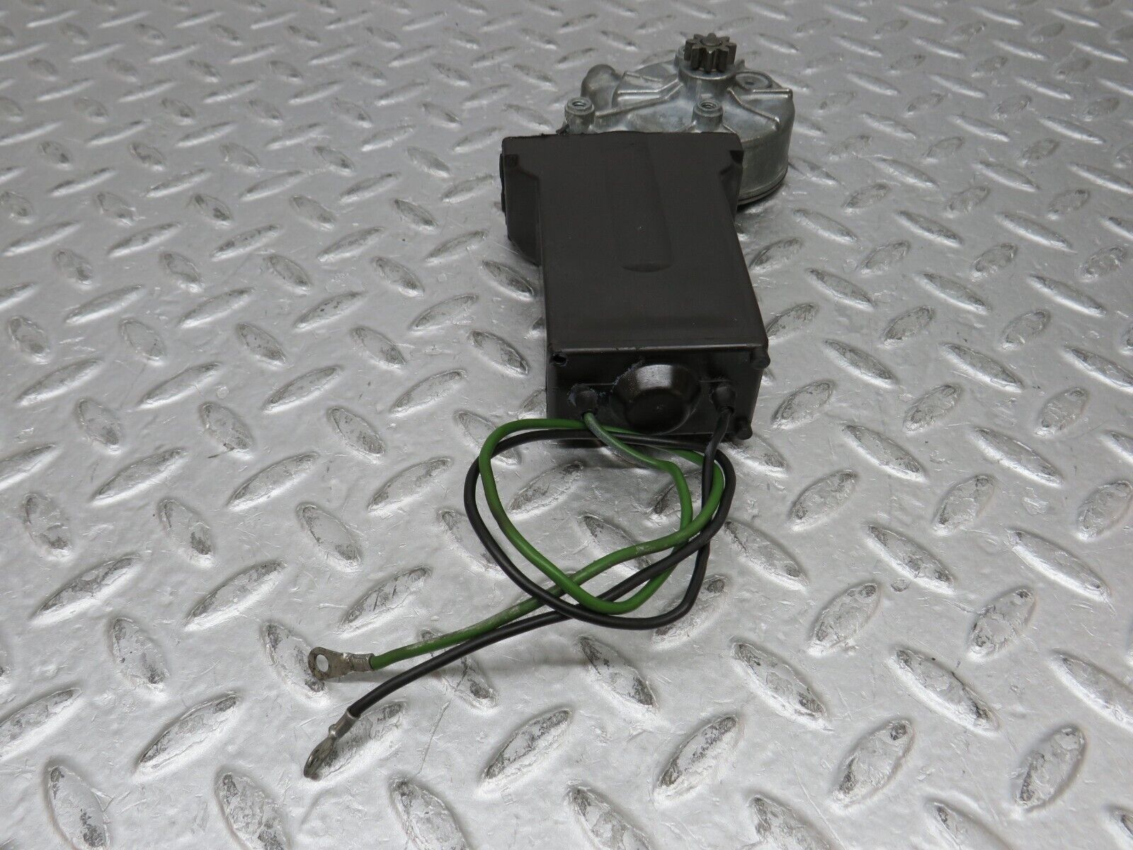 37419 Mercedes-Benz W109 300SEL Rear Right Window Regulator Motor Bosch 0132001102