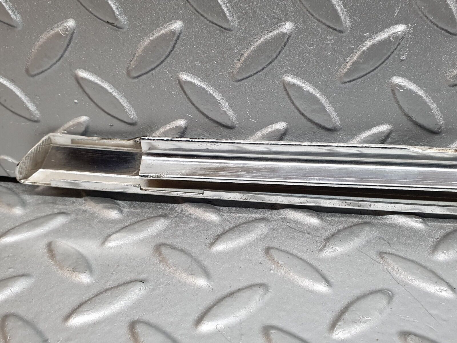 41189 Mercedes-Benz W126 300SE Front Right Door Chrome Moulding Trim