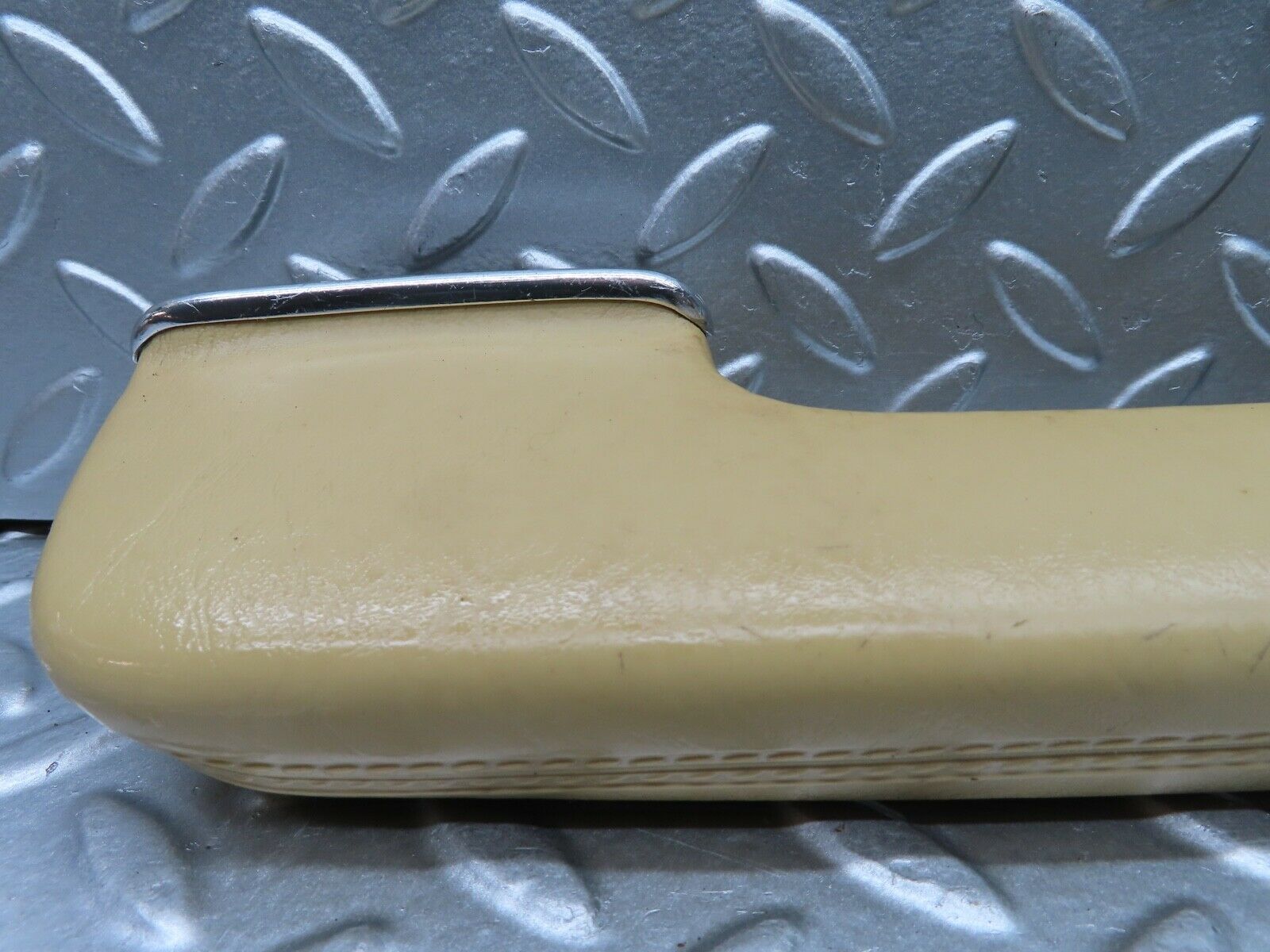 21028 Mercedes-Benz W123 230E Interior Door Handle Right Side Beige 1239702001