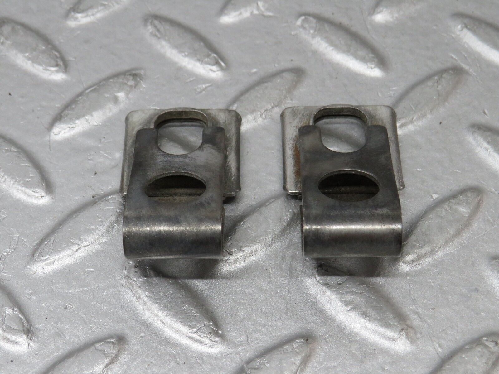 36244 Mercedes-Benz W126 420SE Fuel Injector Bracket 2x