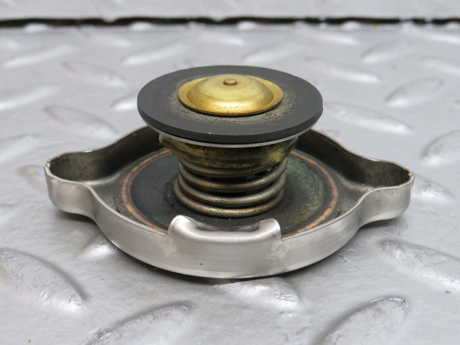 29463 Mercedes-Benz W124 230E Radiator Cap 1235010015