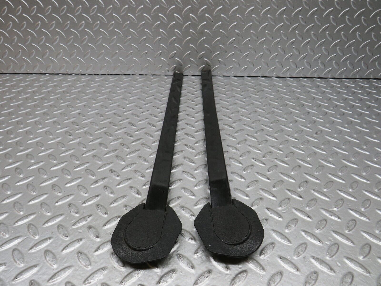 28117 Mercedes-Benz W123 280E Seat Belt Runner 1239192520 1239192620