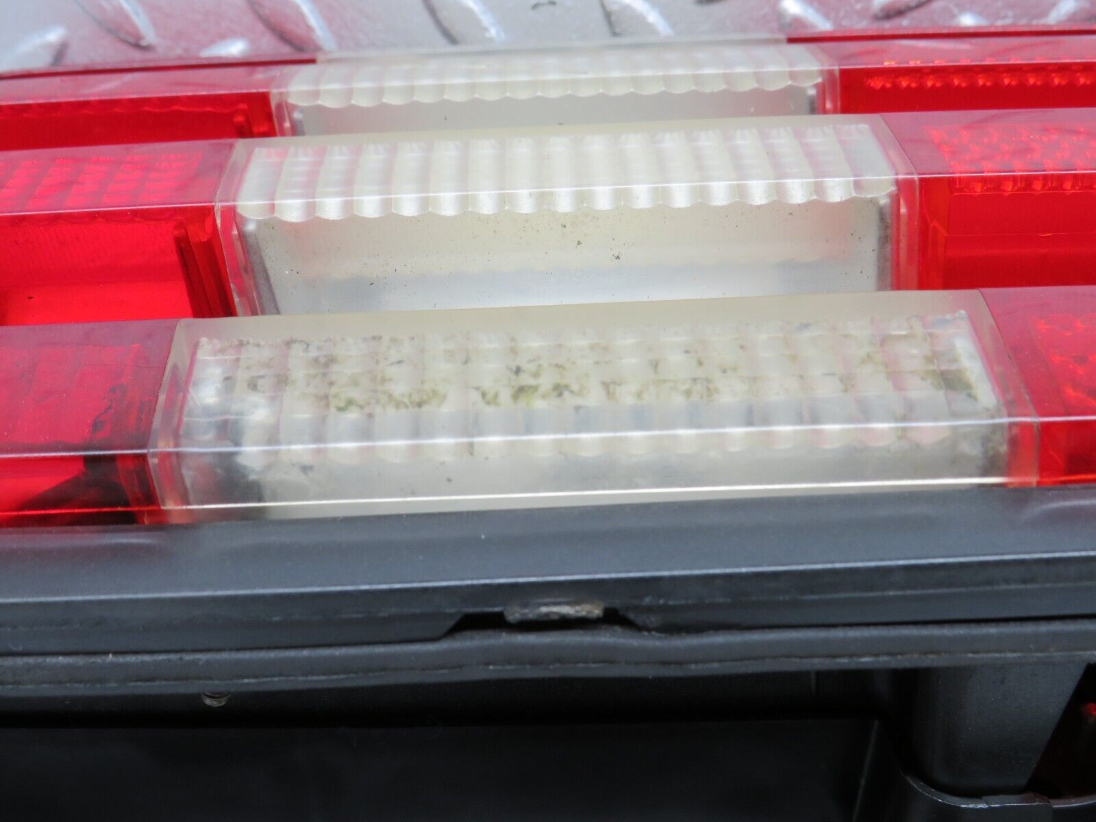 36191 Mercedes-Benz W126 420SE Tail Light & Bulb Holder Right Side 22072