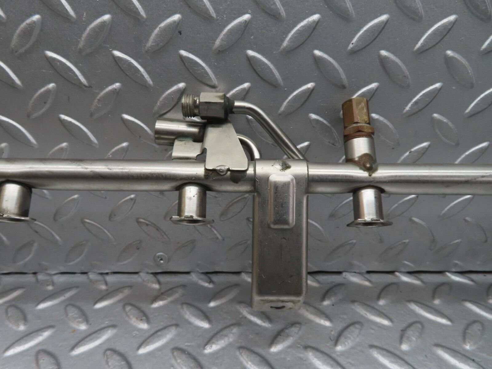 15074 Mercedes-Benz W140 S320 Fuel Injector Rail With Fuel Pressure Regulator