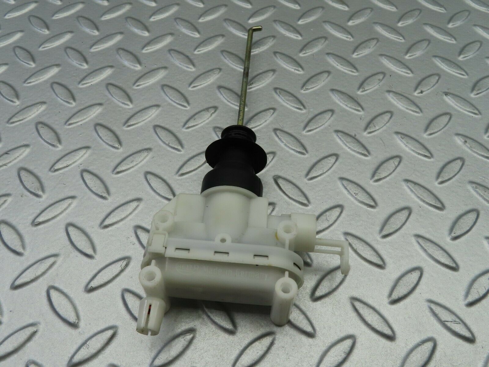 6576 Mercedes-Benz S124 E220 Wagon Trunk Lock Vacuum Actuator