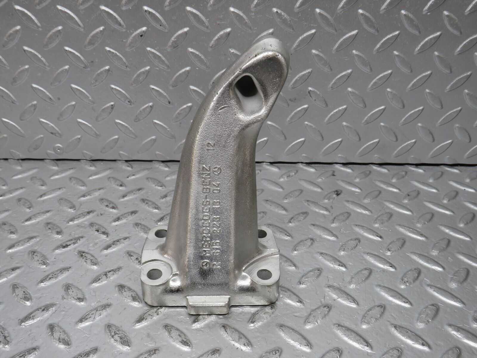 32887 Mercedes-Benz W123 300D Engine Mount Bracket Left Side 6152231304