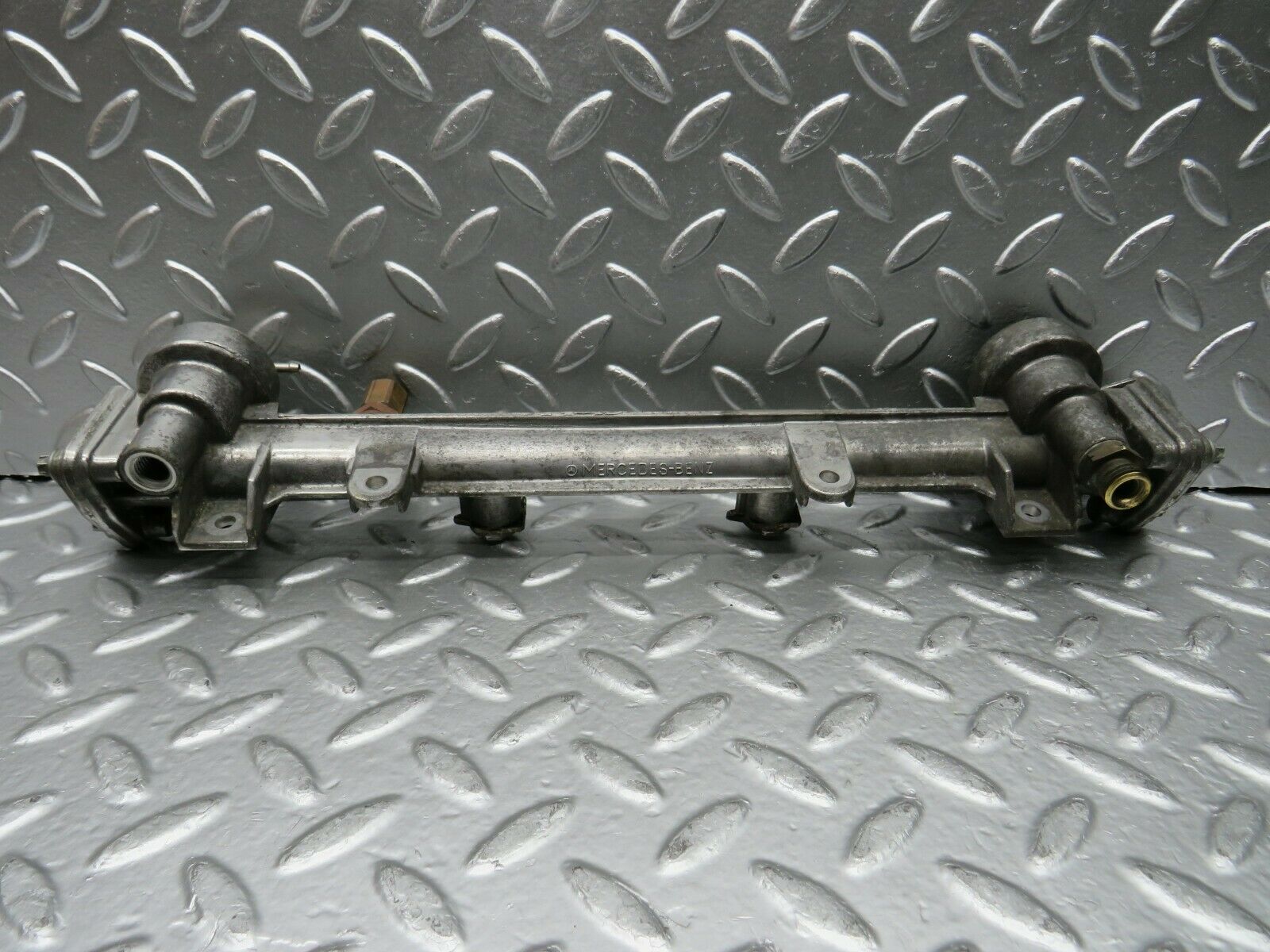 22571 Mercedes-Benz C124 E220 Coupe Fuel Injector Rail 1110780745