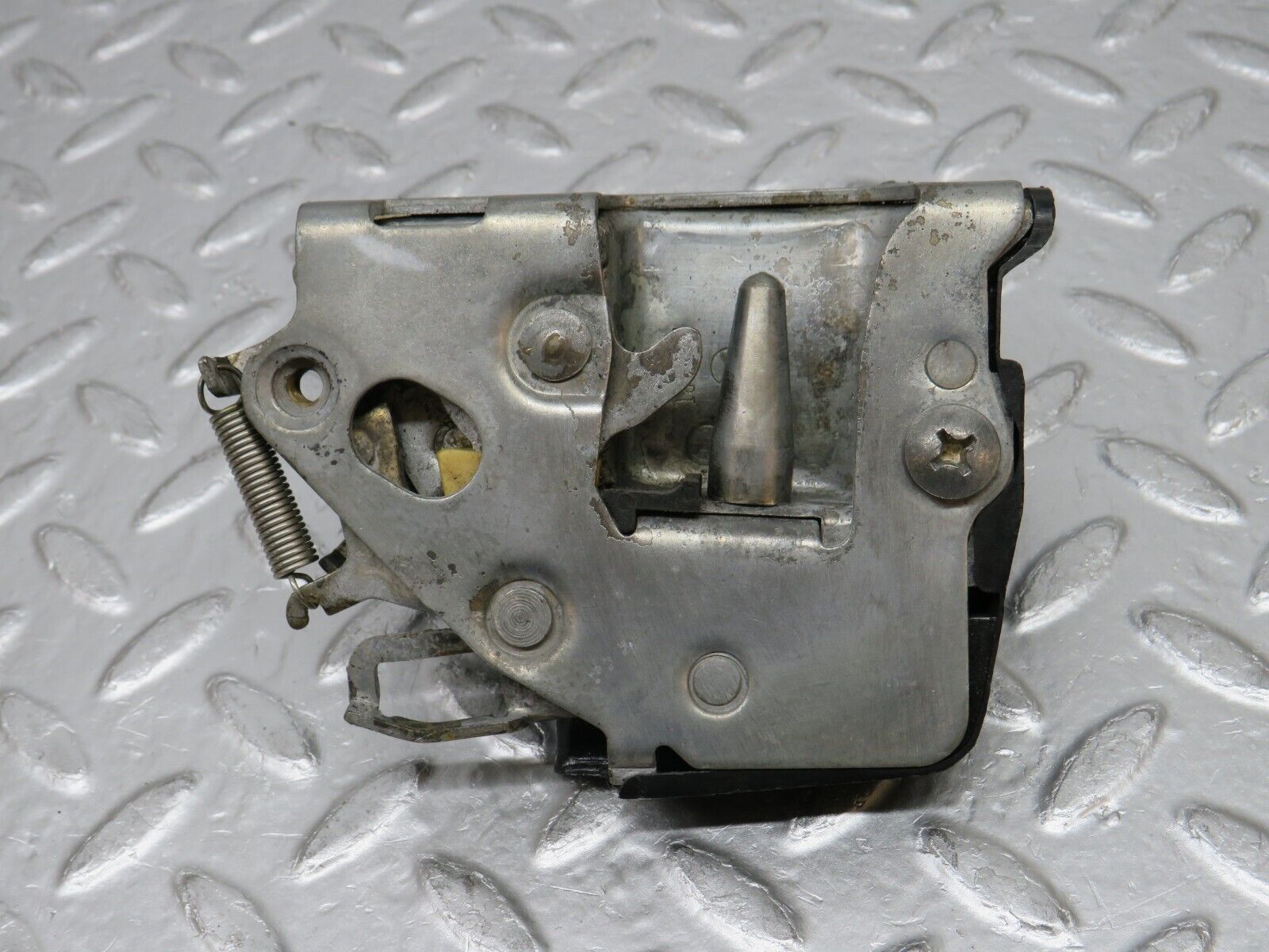 0573 Mercedes-Benz W123 230E Front Right Door Lock Mechanism 1237230208