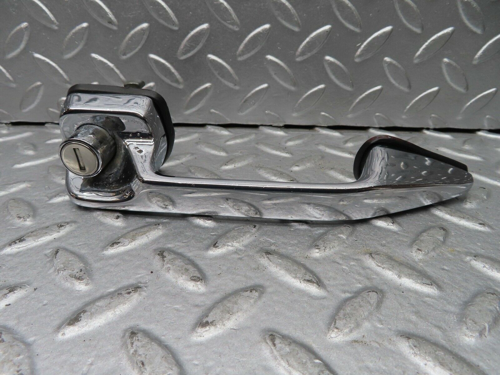 20237 Mercedes-Benz W114 280CE Coupe Door Handle Left No Key 1157660101