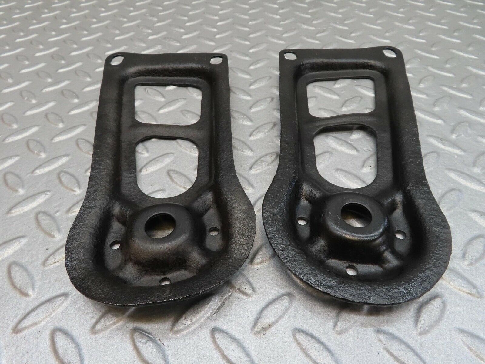 15991 Mercedes-Benz W123 280E Rear Suspension Axle Mounting Bracket