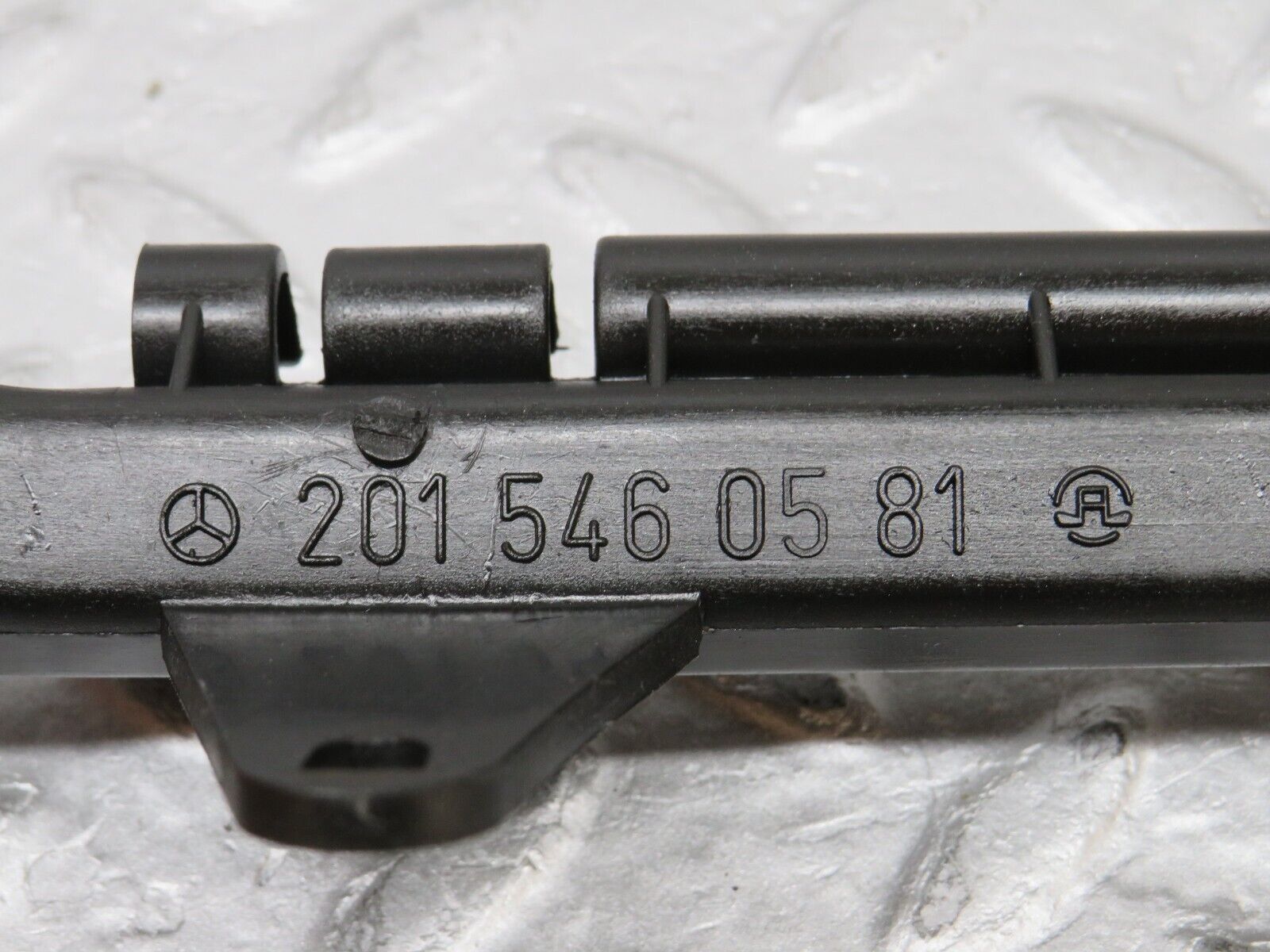 36567 Mercedes-Benz W201 190E 2.0L Starter Motor Wire Cover Bracket 2015460581