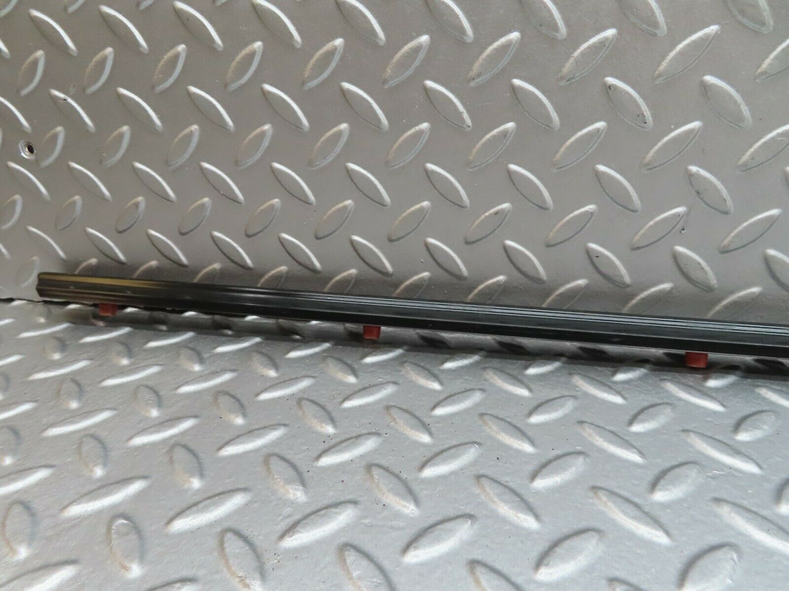 18006 Mercedes-Benz W123 200 Front Right Door Centre Moulding Trim