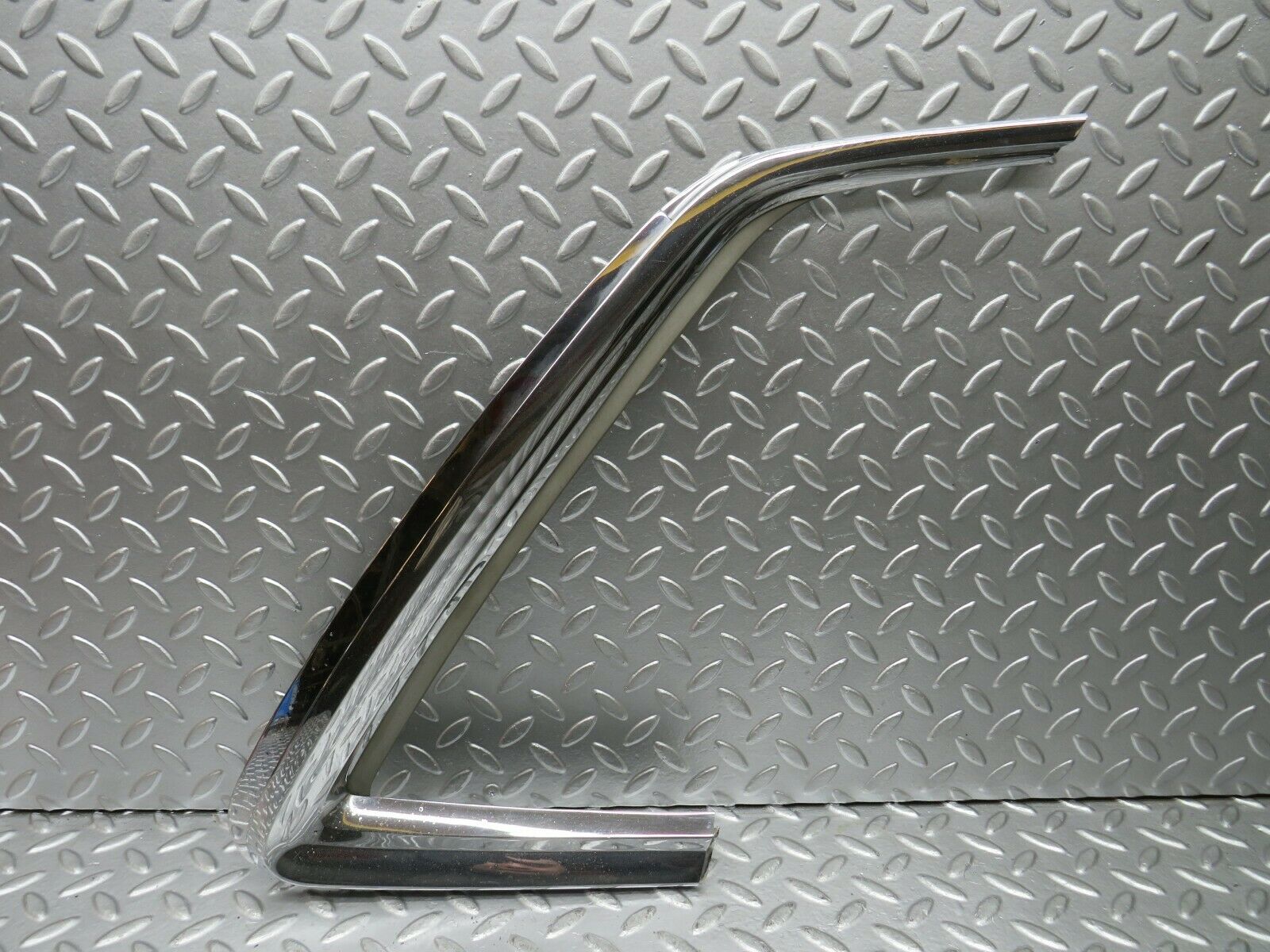 22732 Mercedes-Benz C107 450SLC Coupe Rear Window Trim Right 1076980289