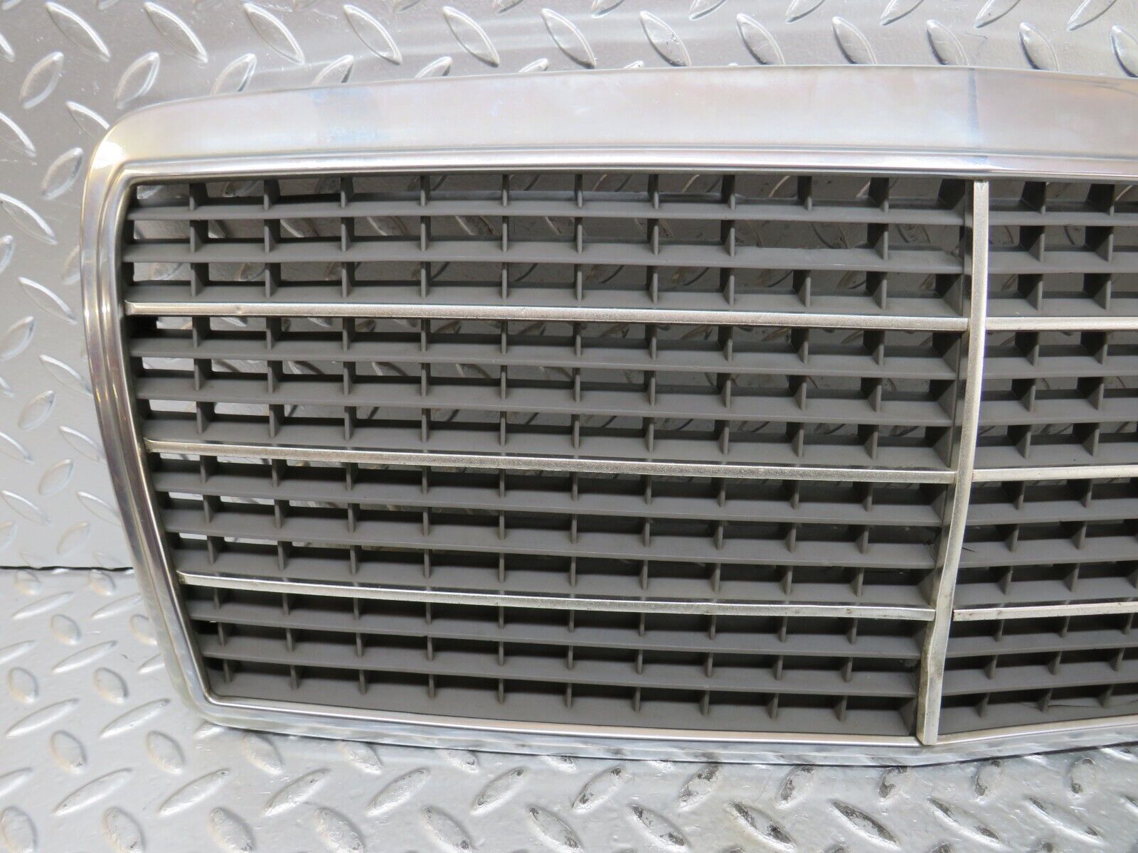 27769 Mercedes-Benz S124 300TE Wagon Bonnet Grill Chrome 1248880323