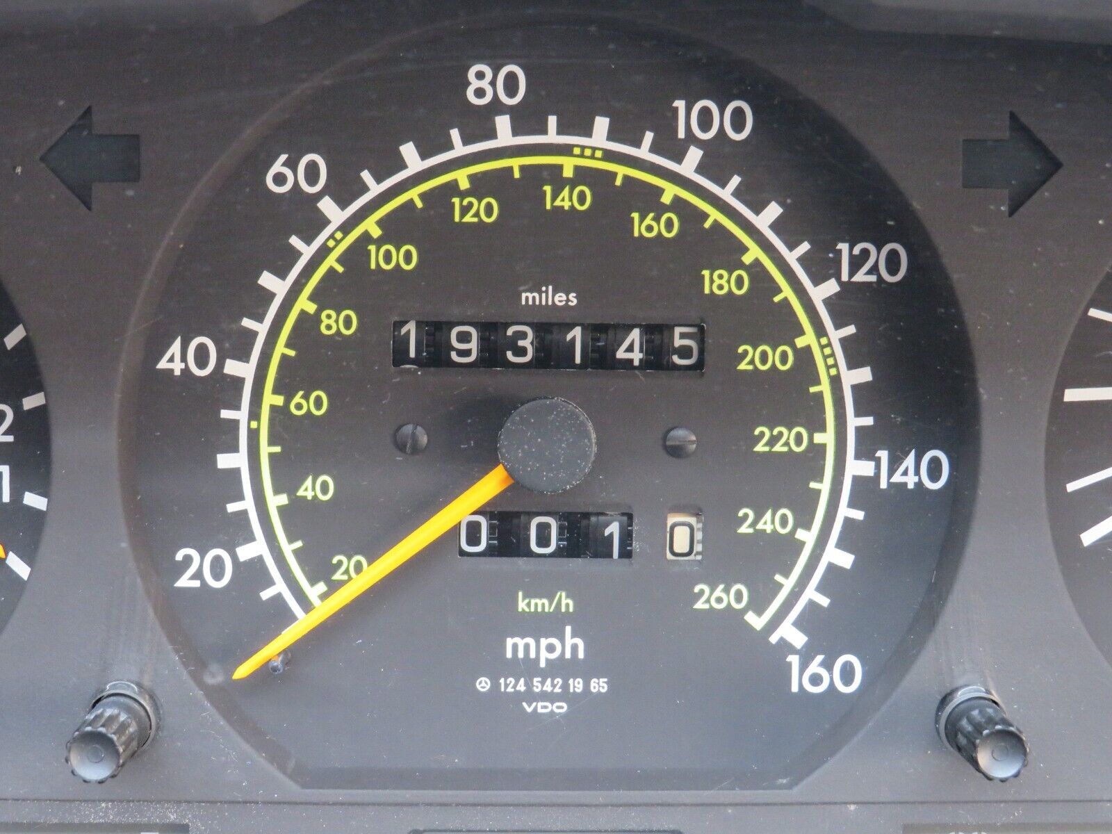 37980 Mercedes-Benz A124 320E Cabriolet Instrument Cluster VDO 1244406447 1245421965