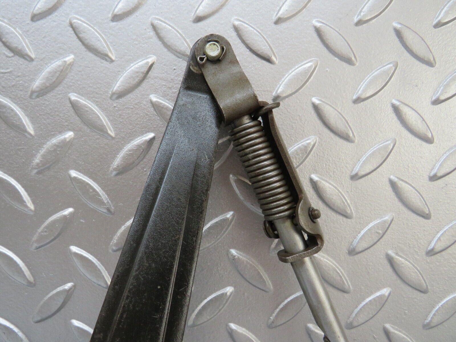 25604 Mercedes-Benz W123 200 Handbrake Regulator