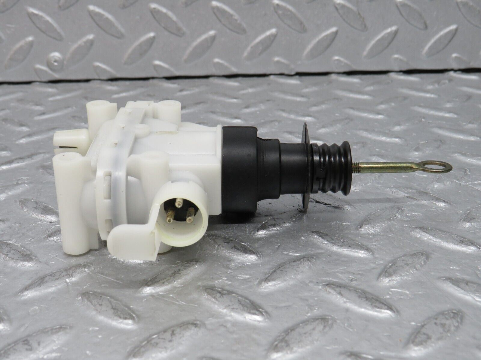 37771 Mercedes-Benz A124 320E Cabriolet Right Door Lock Vacuum Actuator