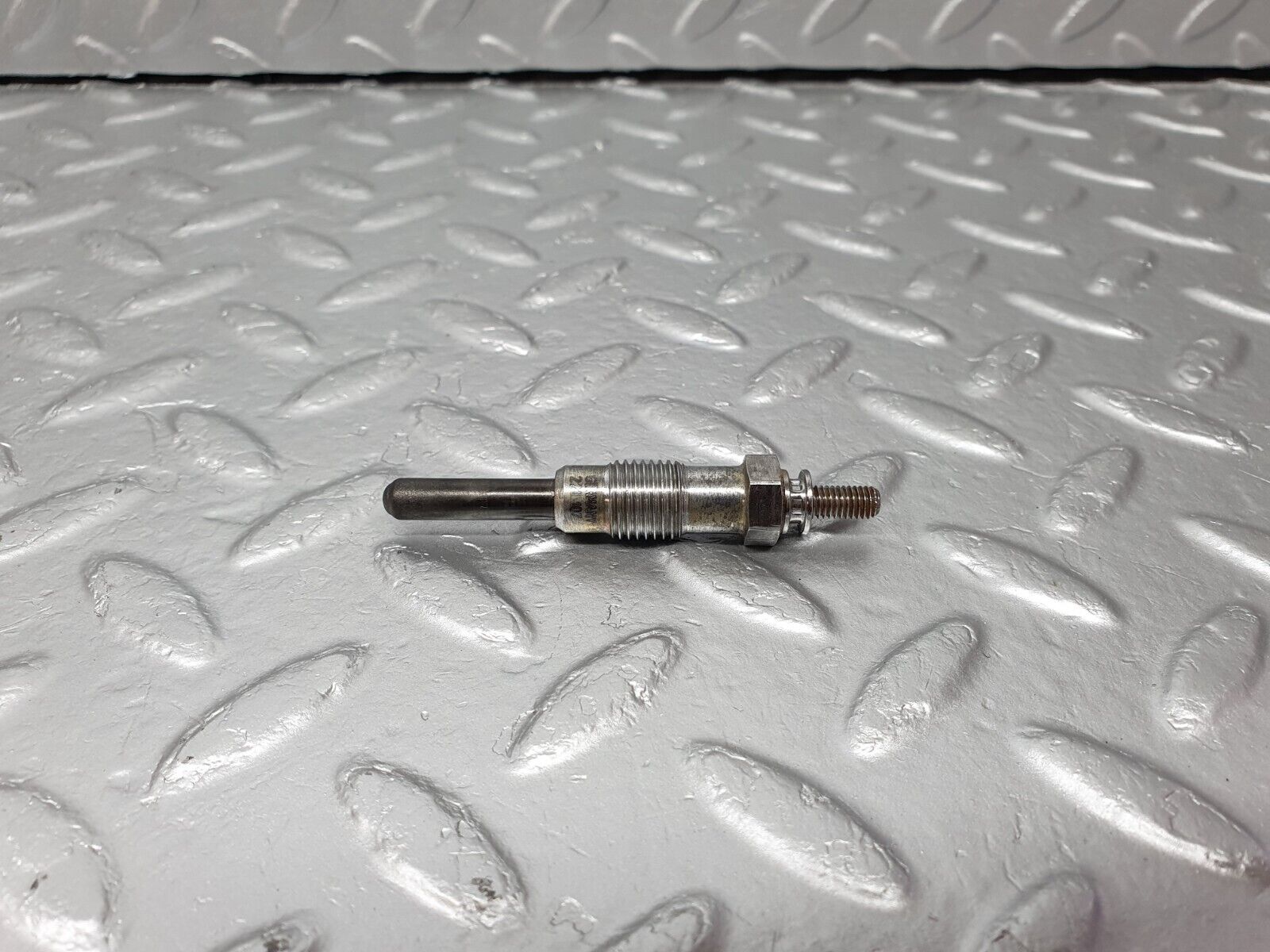 40846 Mercedes-Benz W123 300D Glow Plug Beru 0100221107