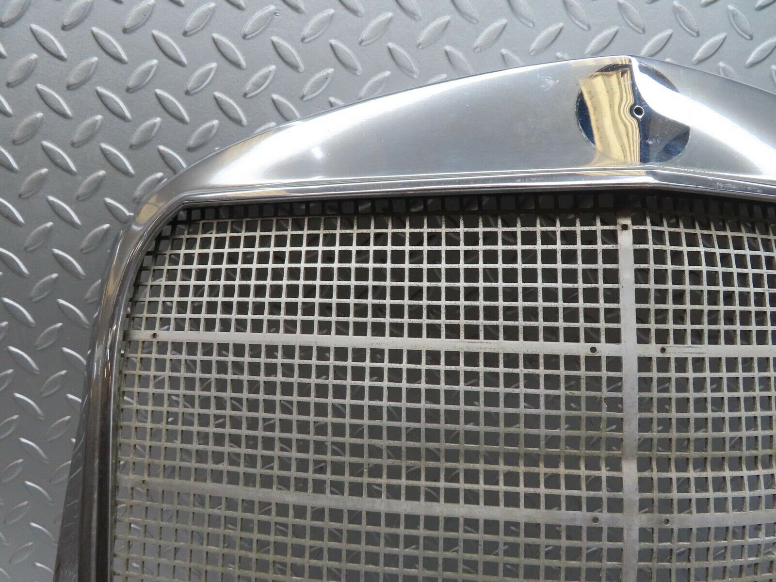 12937 Mercedes-Benz W111 220SE Bonnet Grill Chrome