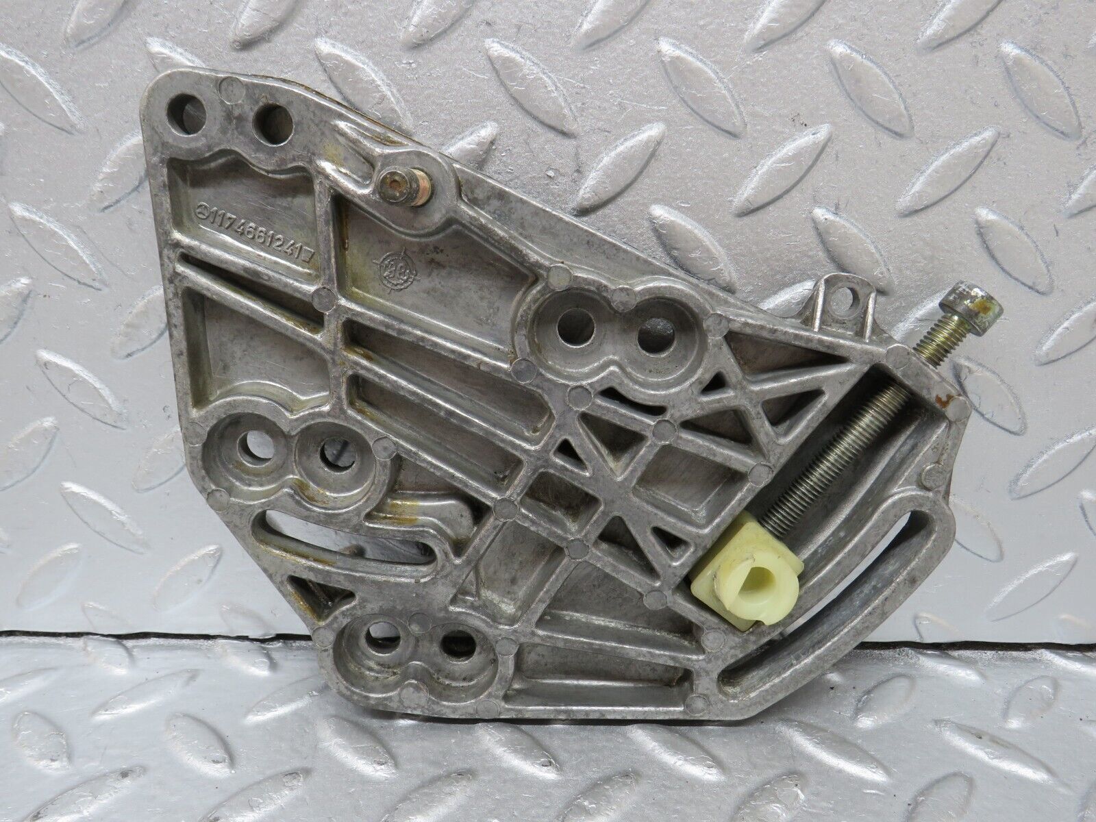 36259 Mercedes-Benz W126 420SE Power Steering Pump Tensioner Bracket 1174661241