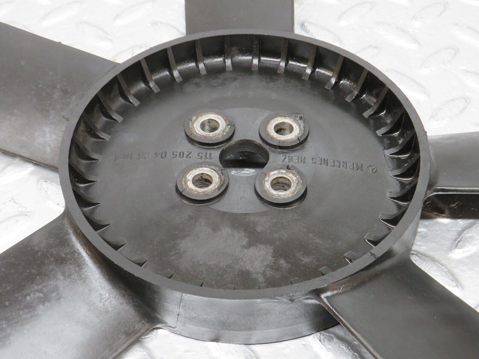 31047 Mercedes-Benz W123 200D Engine Cooling Fan 1152050406