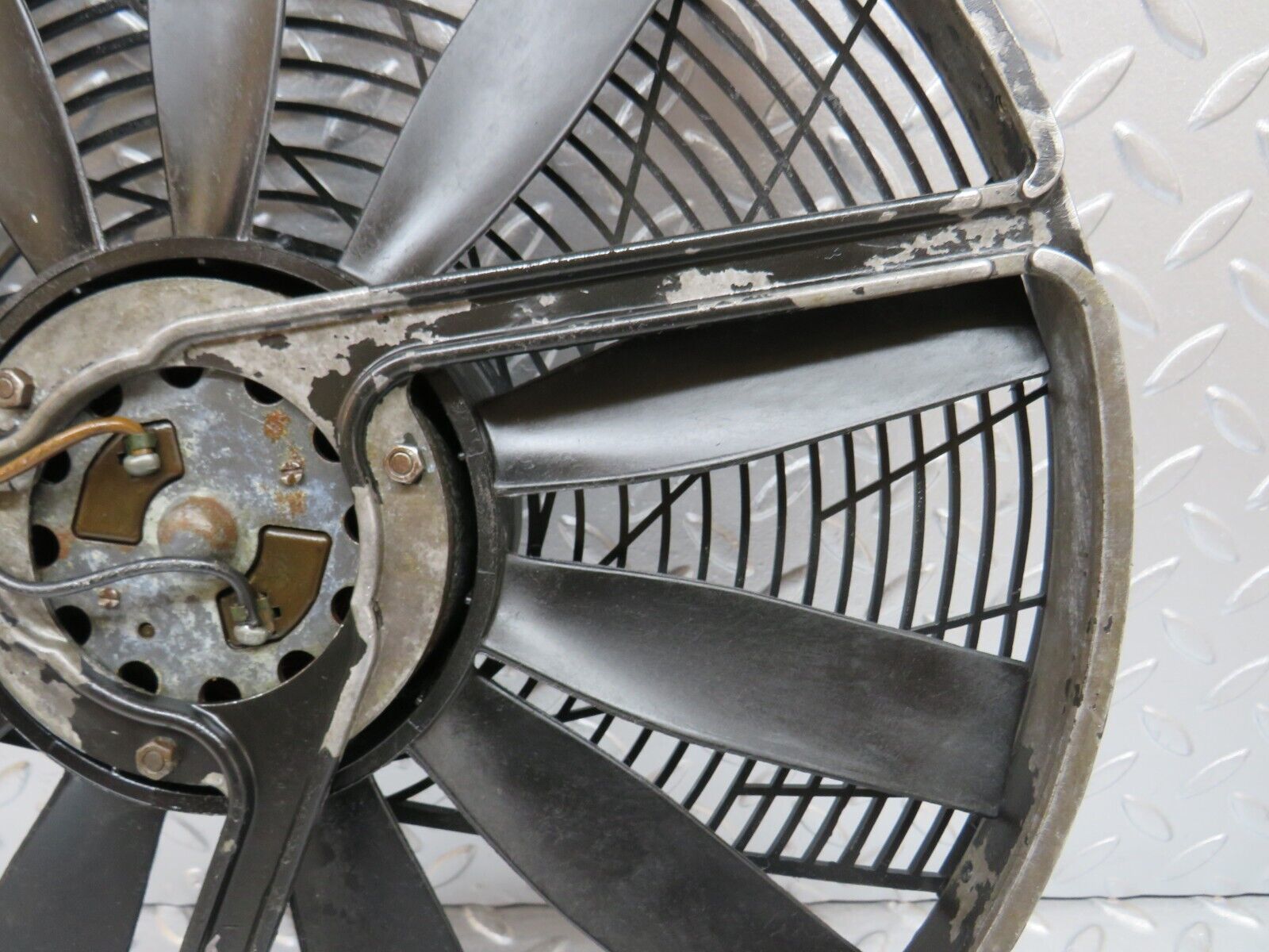 32430 Mercedes-Benz S124 300TE Wagon Engine Cooling Fan