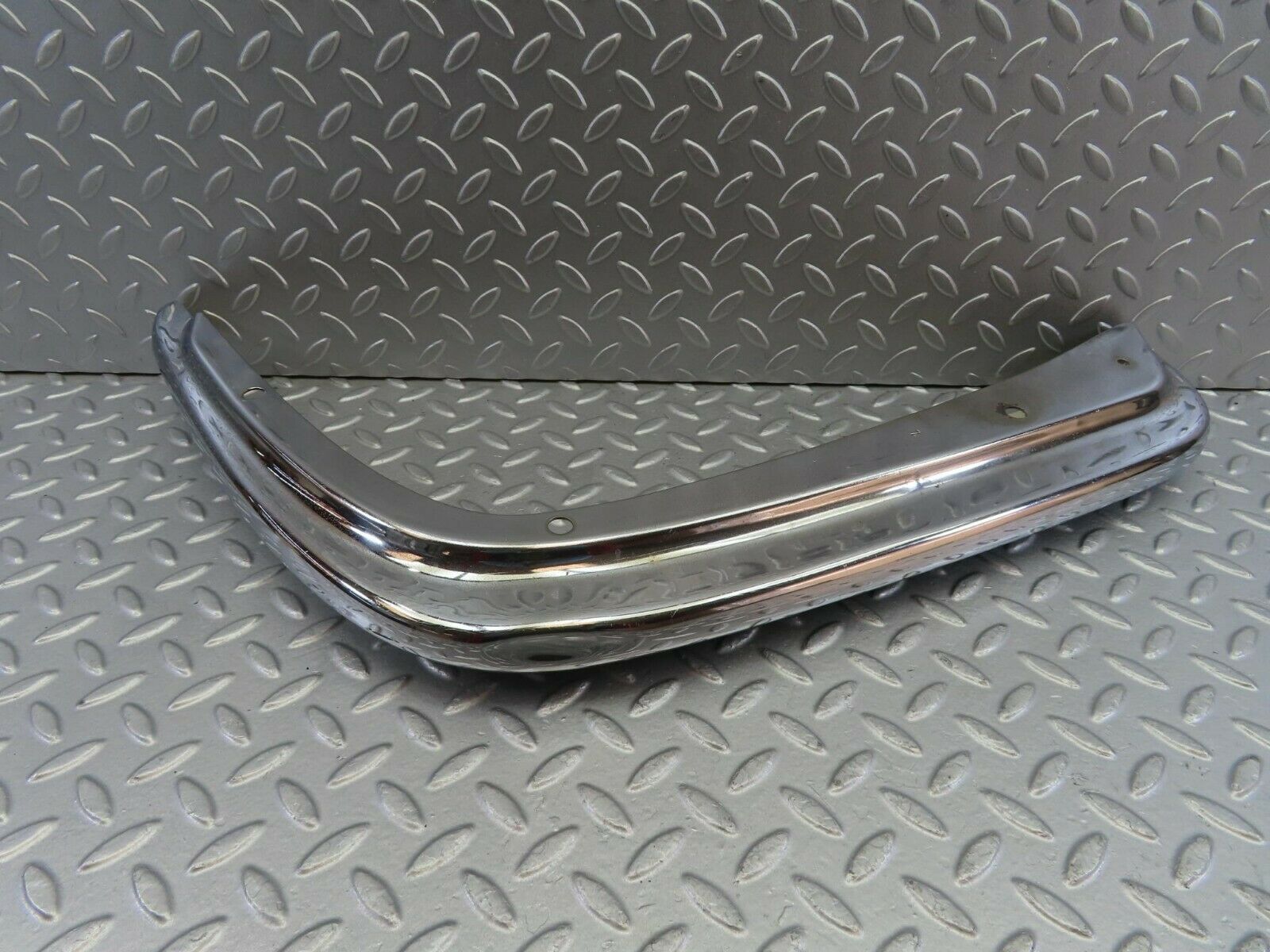 10615 Mercedes-Benz W108 Front Left Upper Bumper Corner