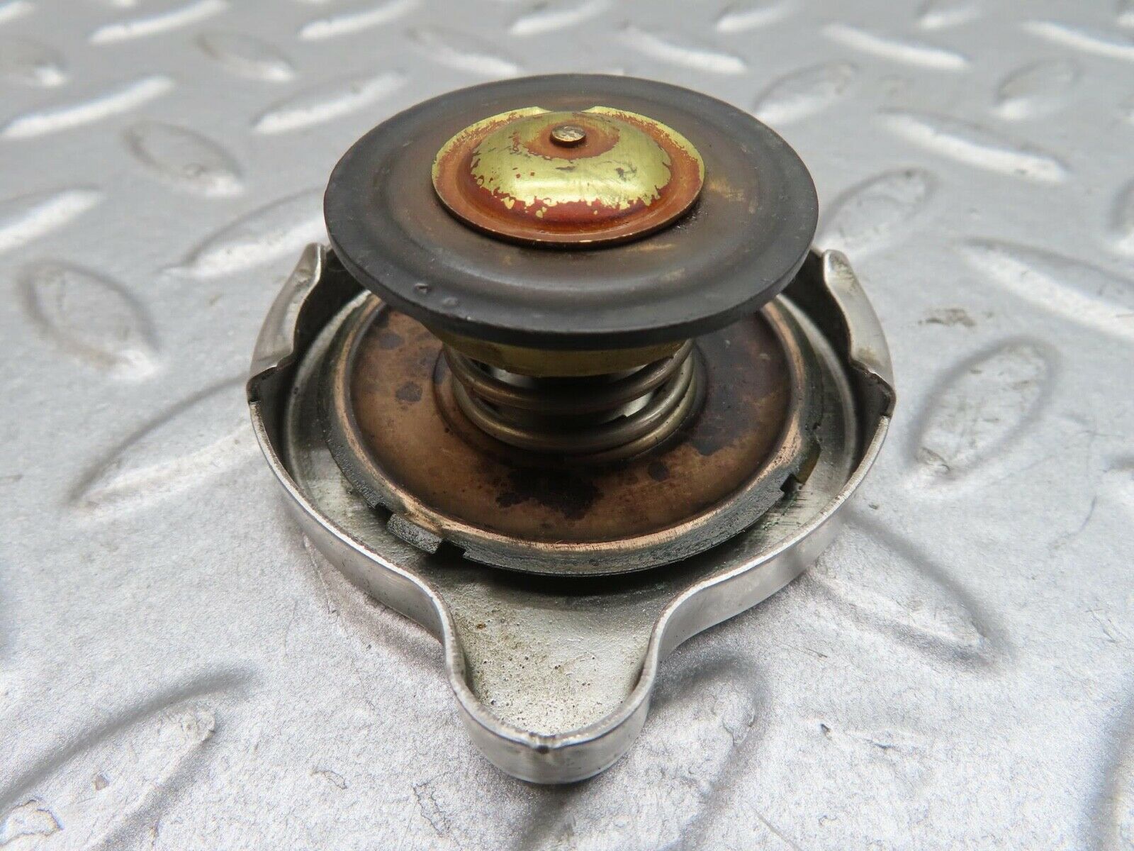 13913 Mercedes-Benz C107 280SLC Radiator Cap 1235010115
