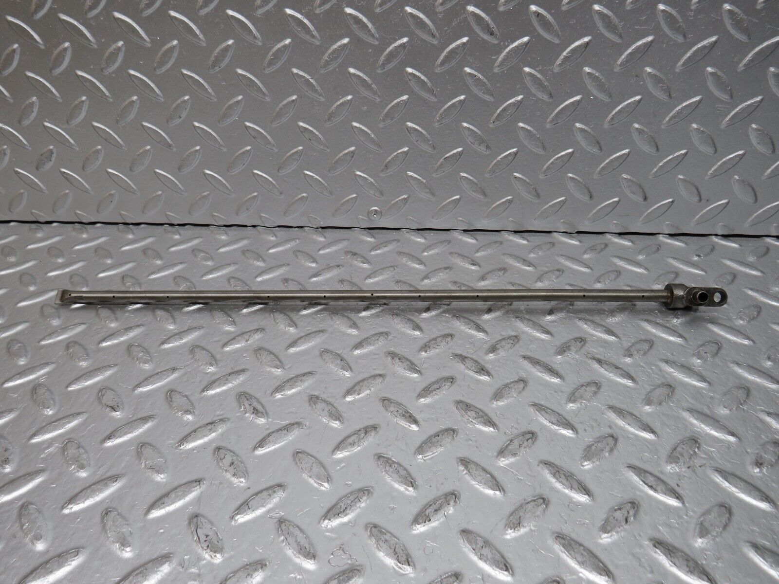 0267 Mercedes-Benz W123 220D Camshaft Oil Tube