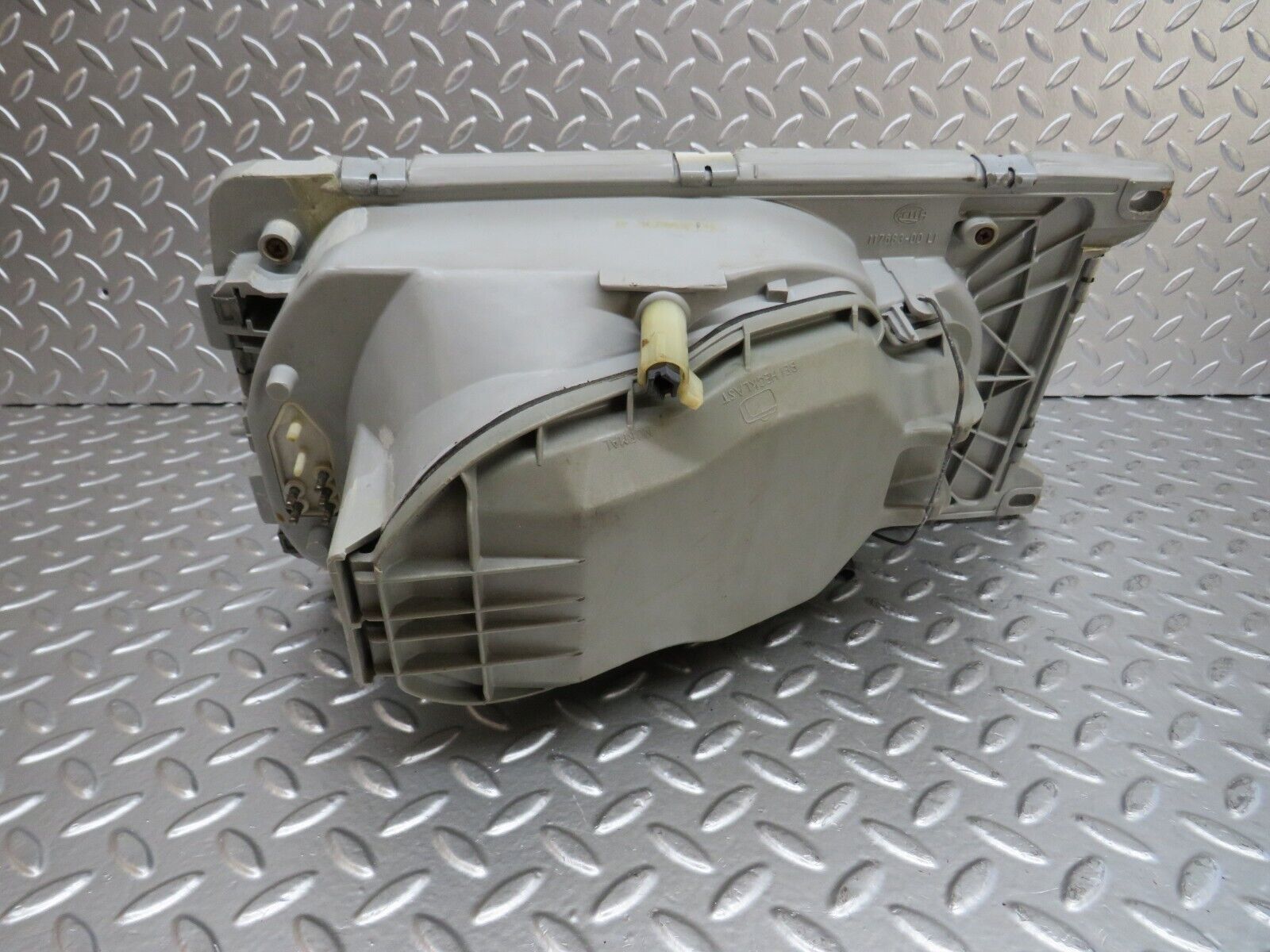 25398 Mercedes-Benz W123 200 Headlight Left Hella 11768300