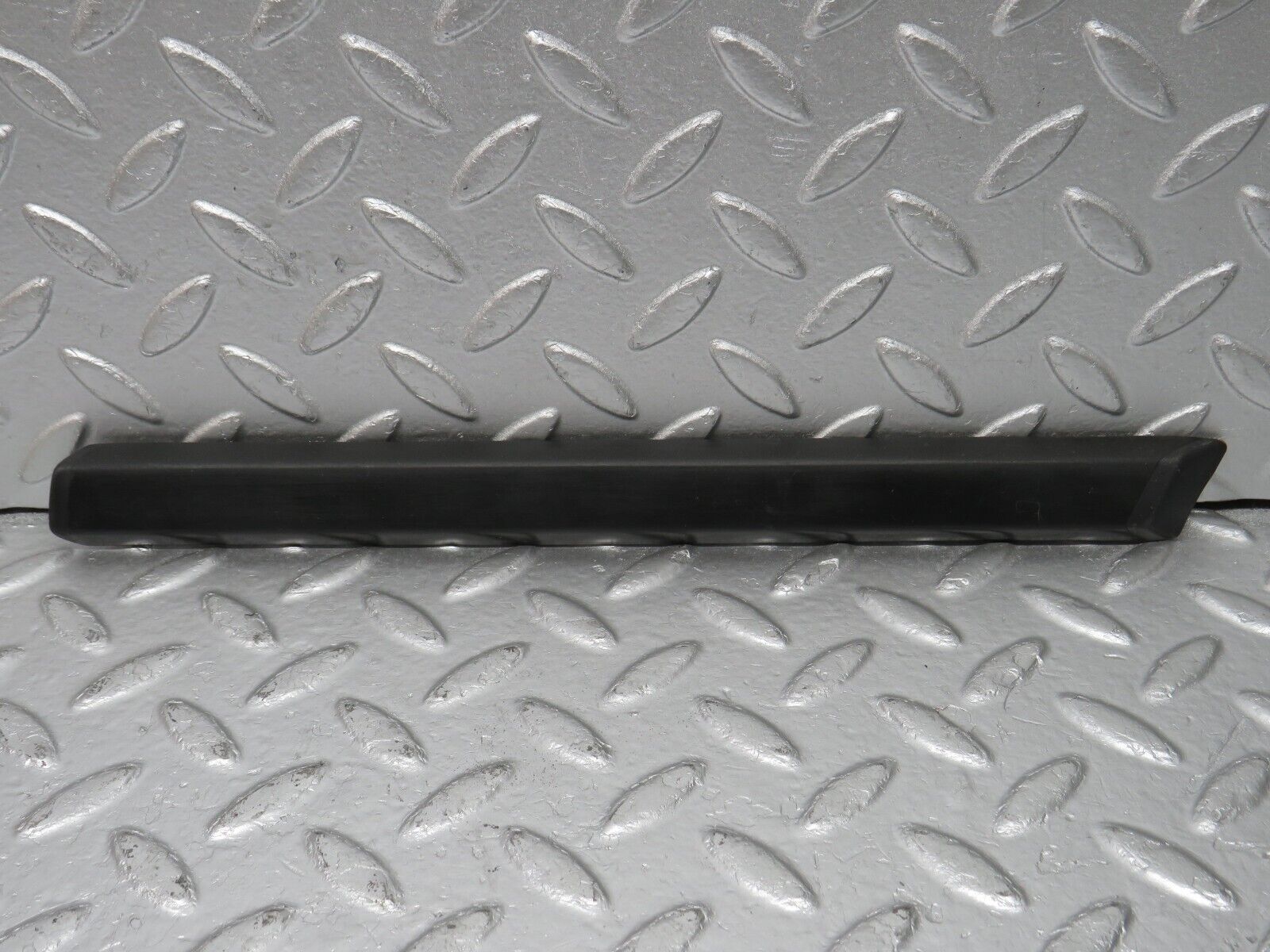 33780 Mercedes-Benz W201 190E 2.0L Front Right Fender Wing Centre Moulding Trim