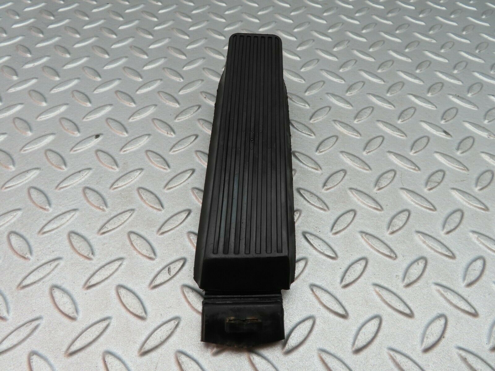 5748 Mercedes-Benz W123 200 Accelerator Pedal With Rubber 1233010032